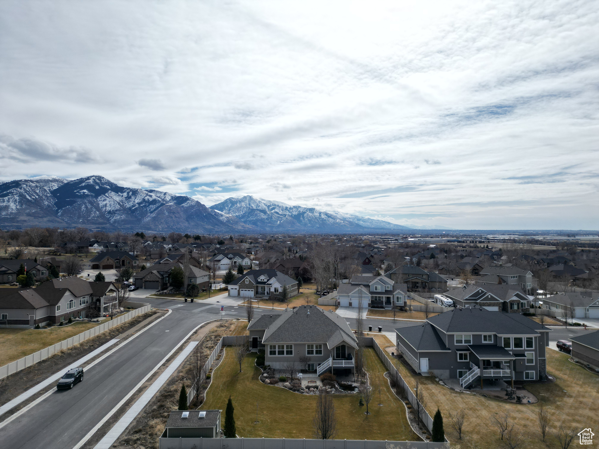 Mountain view featuring a residential view