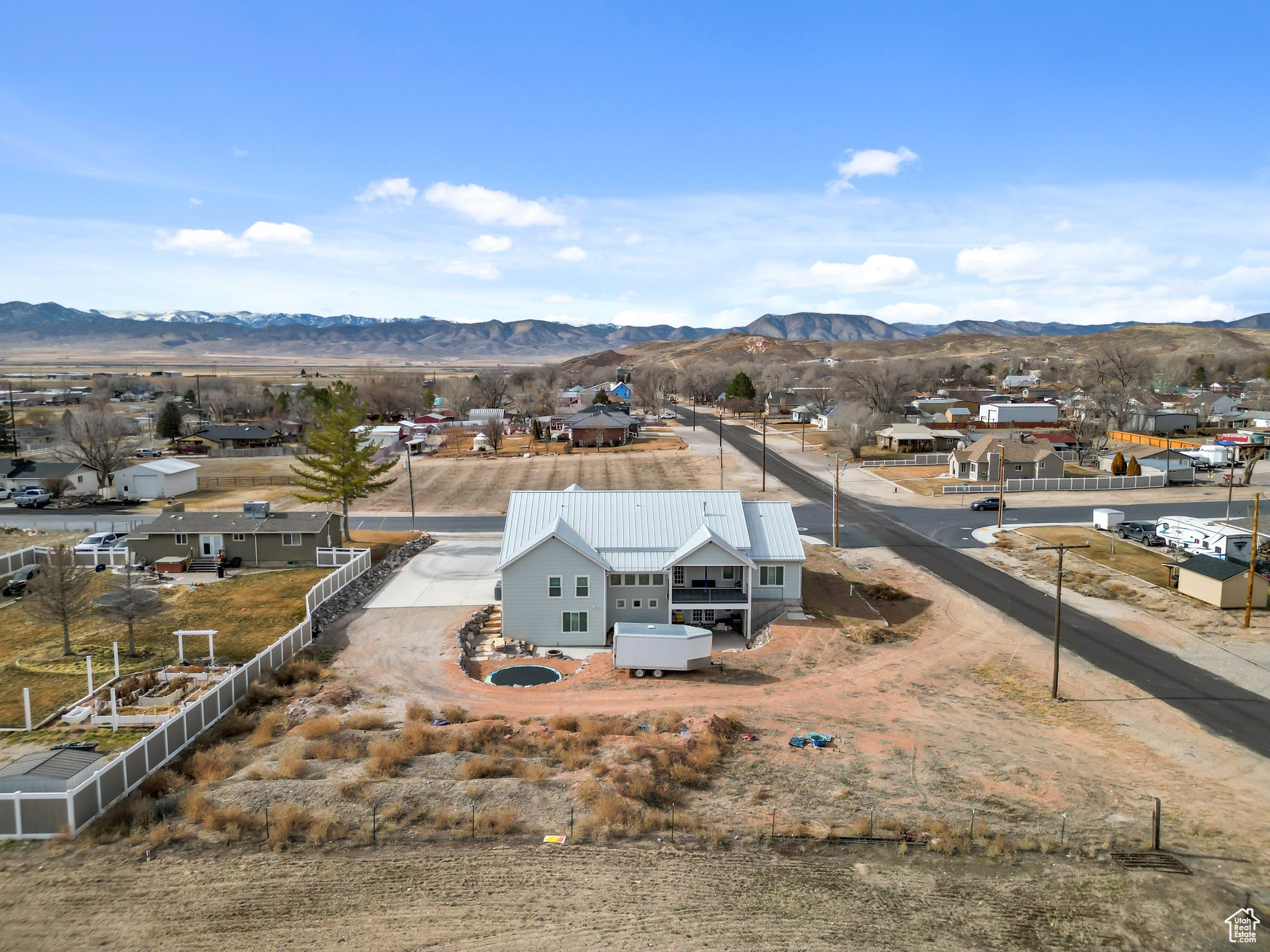 Aerial view featuring a residential view and a mountain view