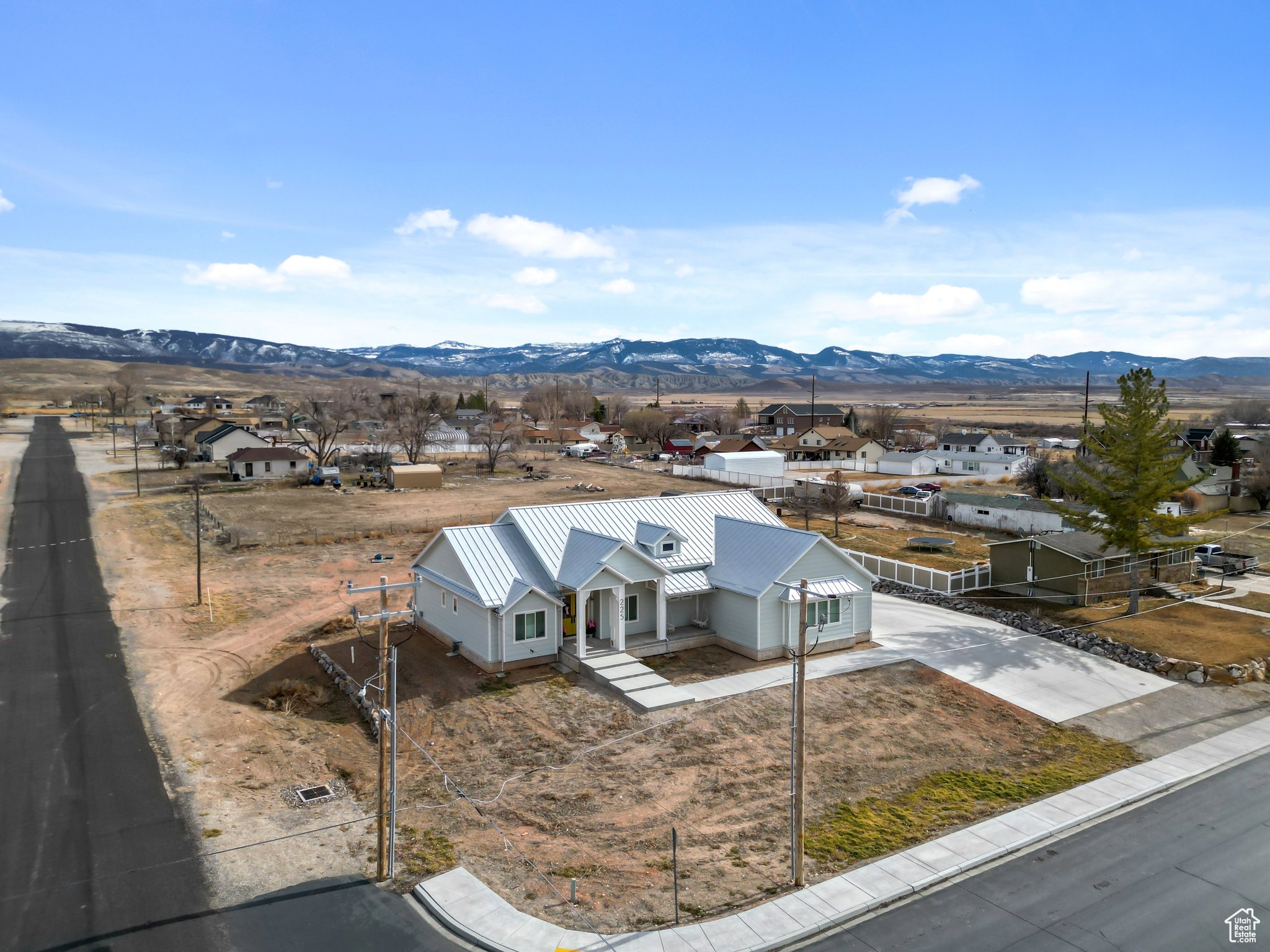 Drone / aerial view featuring a residential view and a mountain view