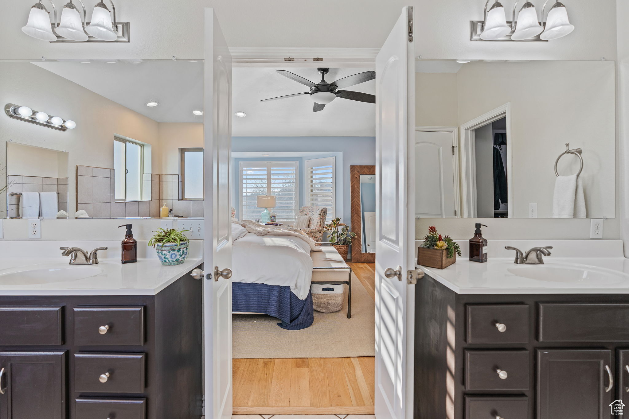 Primary ensuite, his/her sinks.