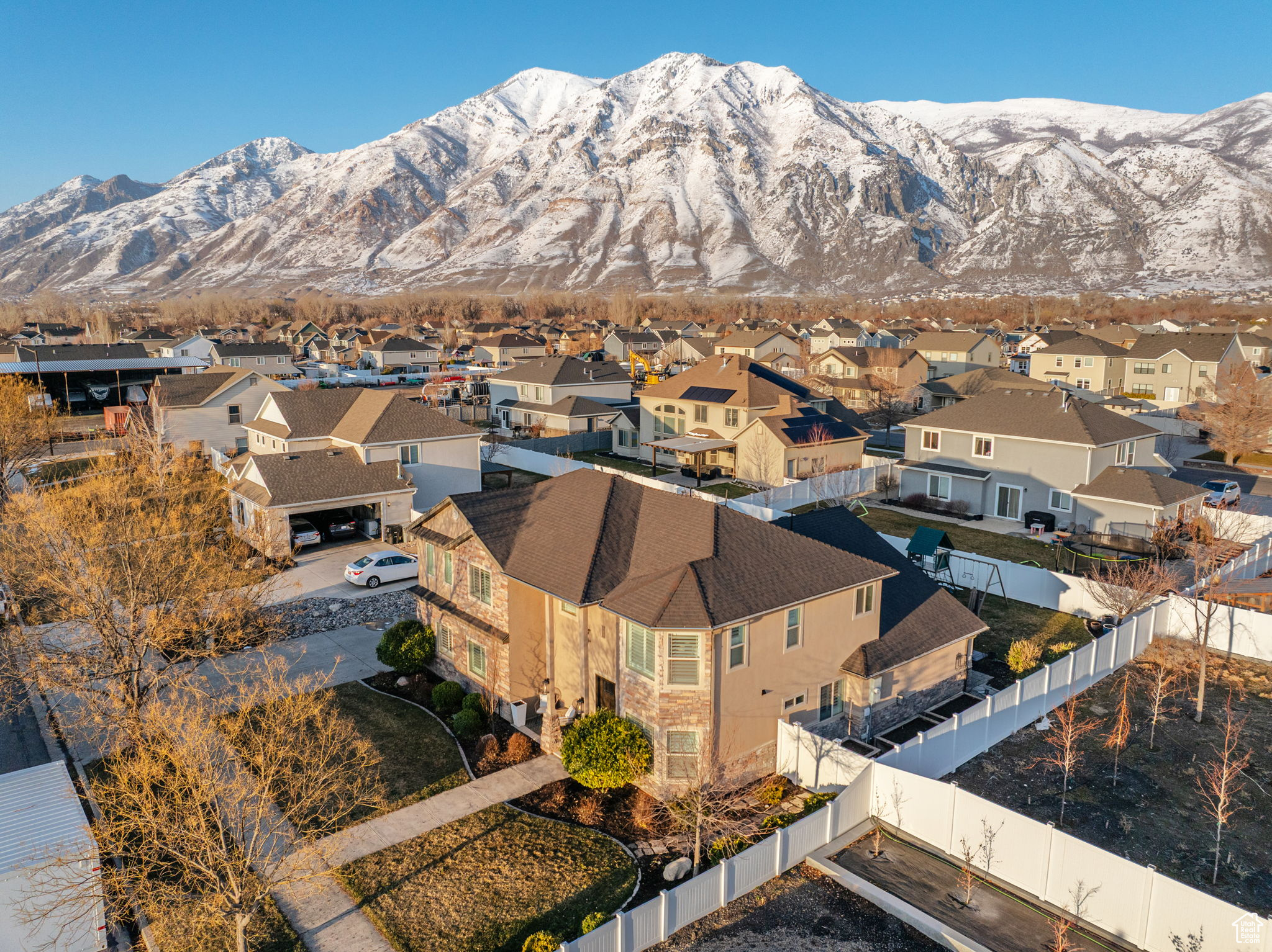 Beautiful neighborhood with a majestic view of the mountains. View to the Northeast.