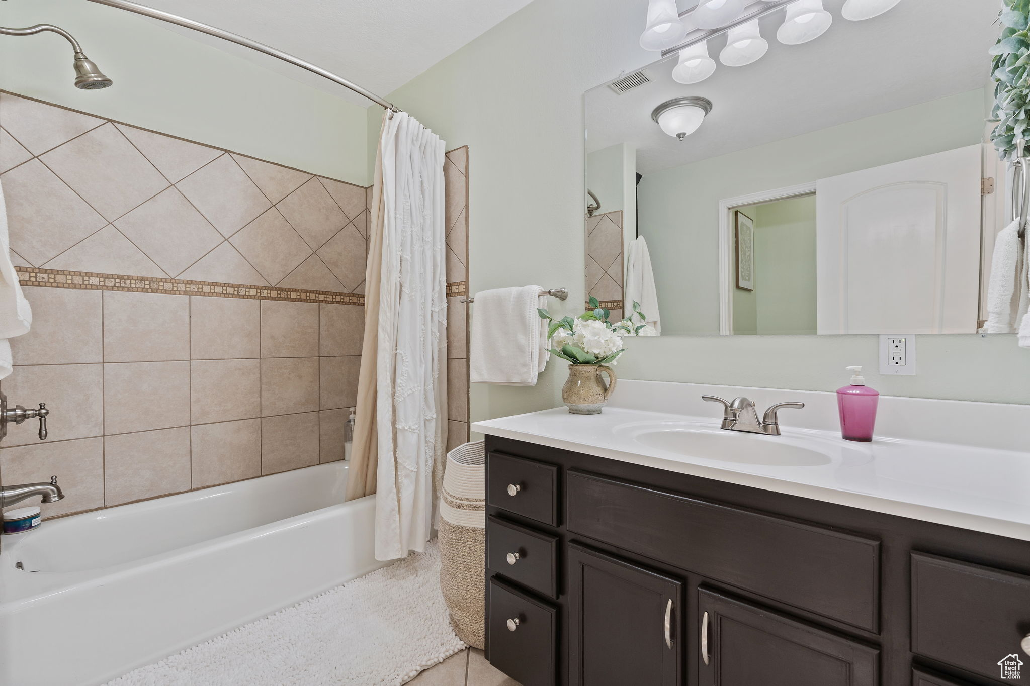 Full bath on level 2.