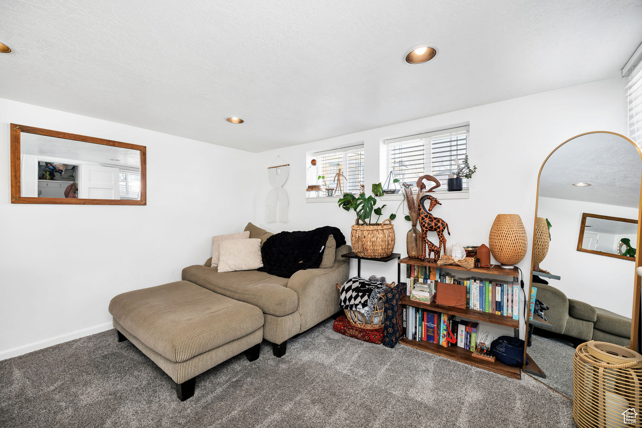 Living area with recessed lighting, baseboards, and carpet