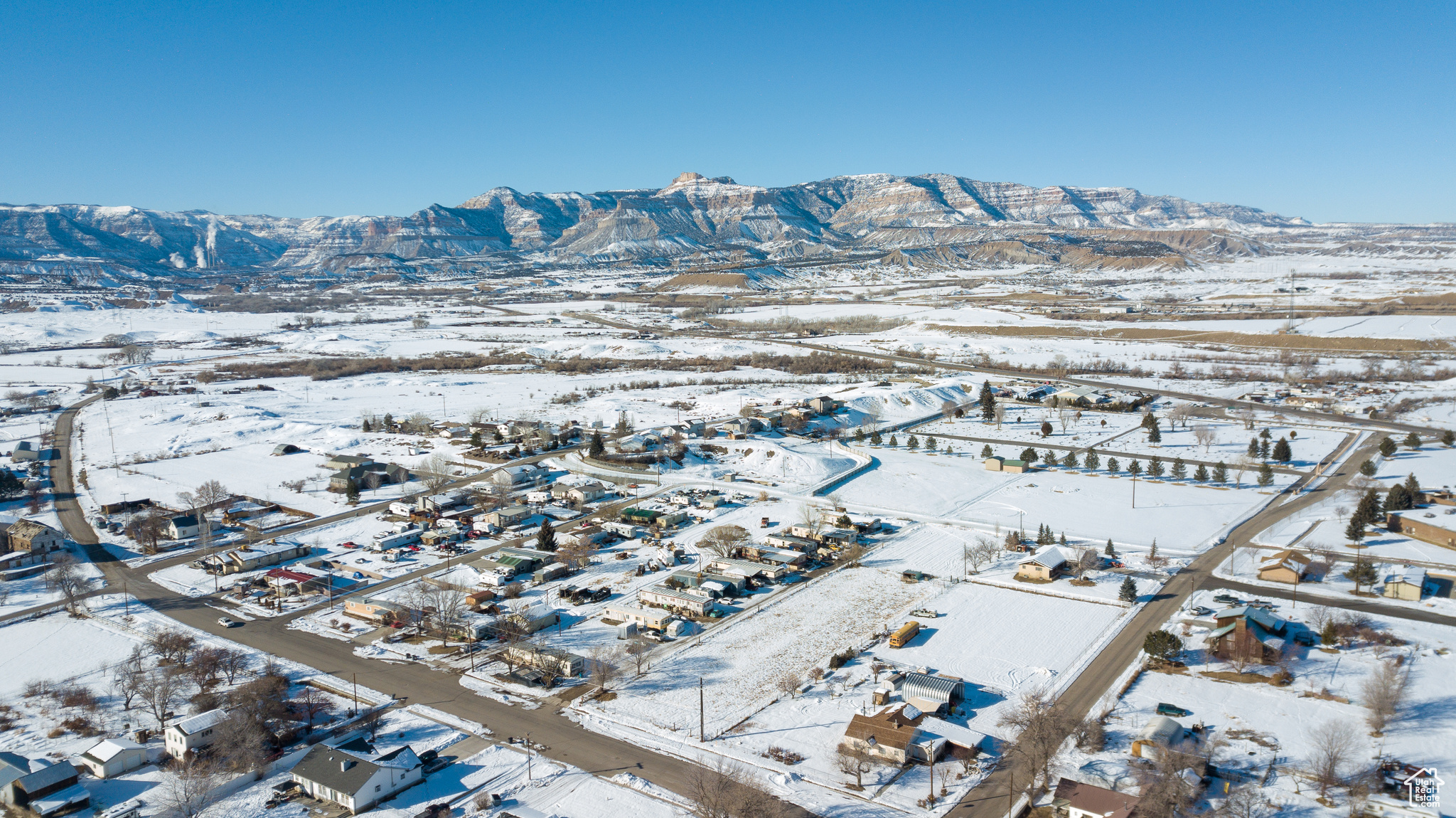 Snowy aerial view featuring a mountain view