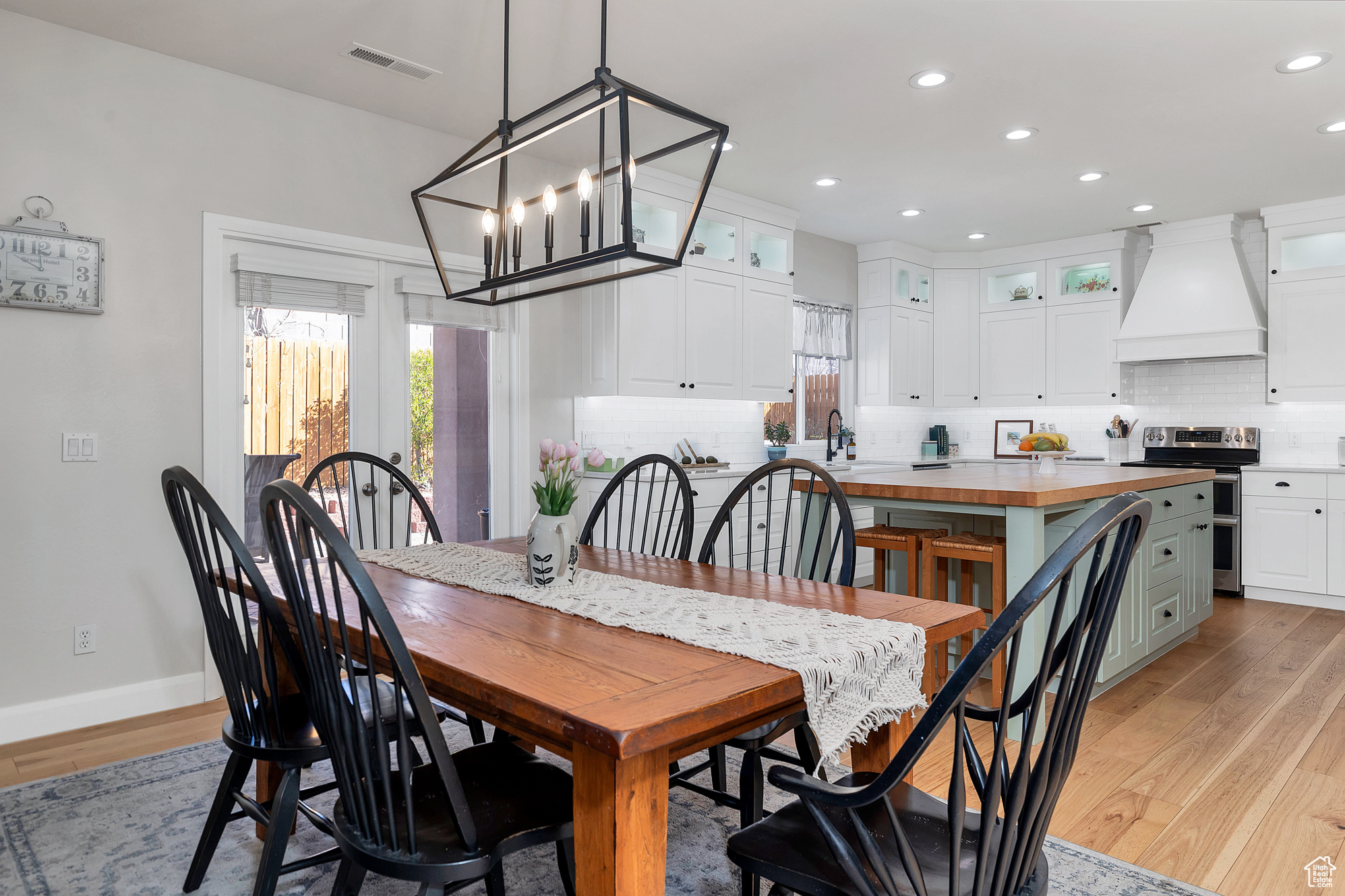 Dining area with visible vents, recessed lighting, light wood-type flooring, and baseboards