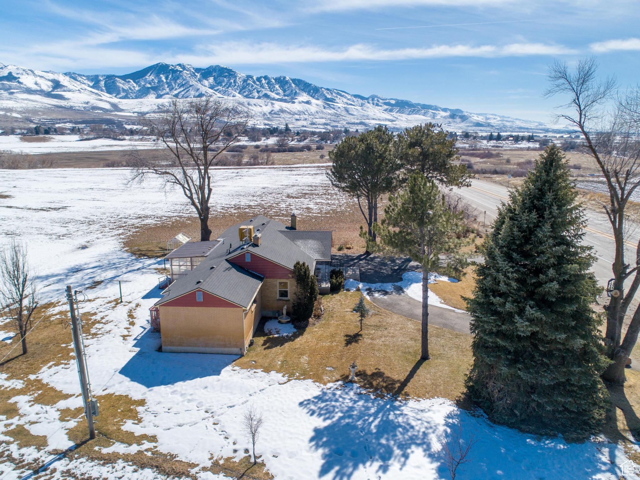 Snowy aerial view with a mountain view