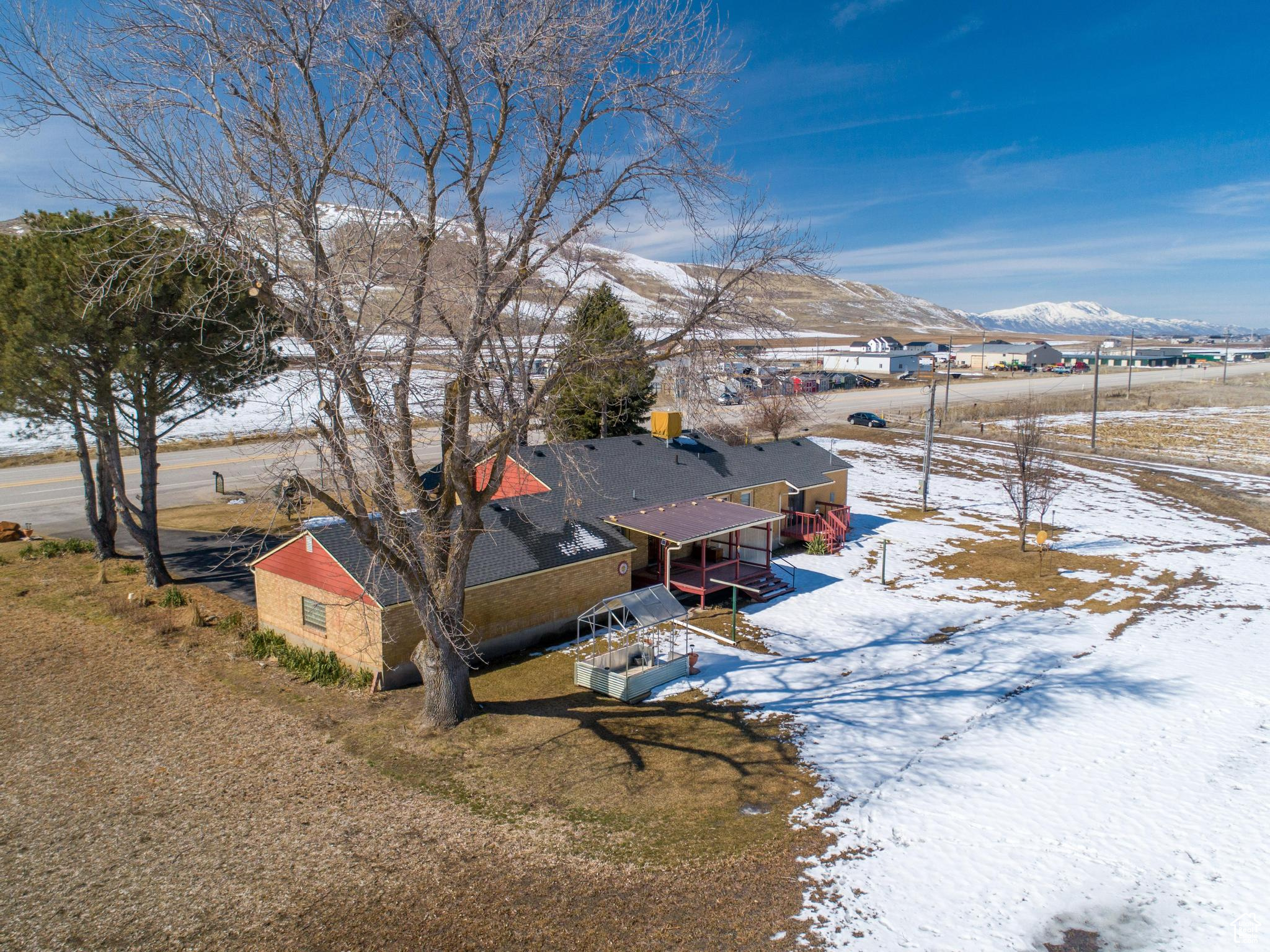 Snowy aerial view with a mountain view