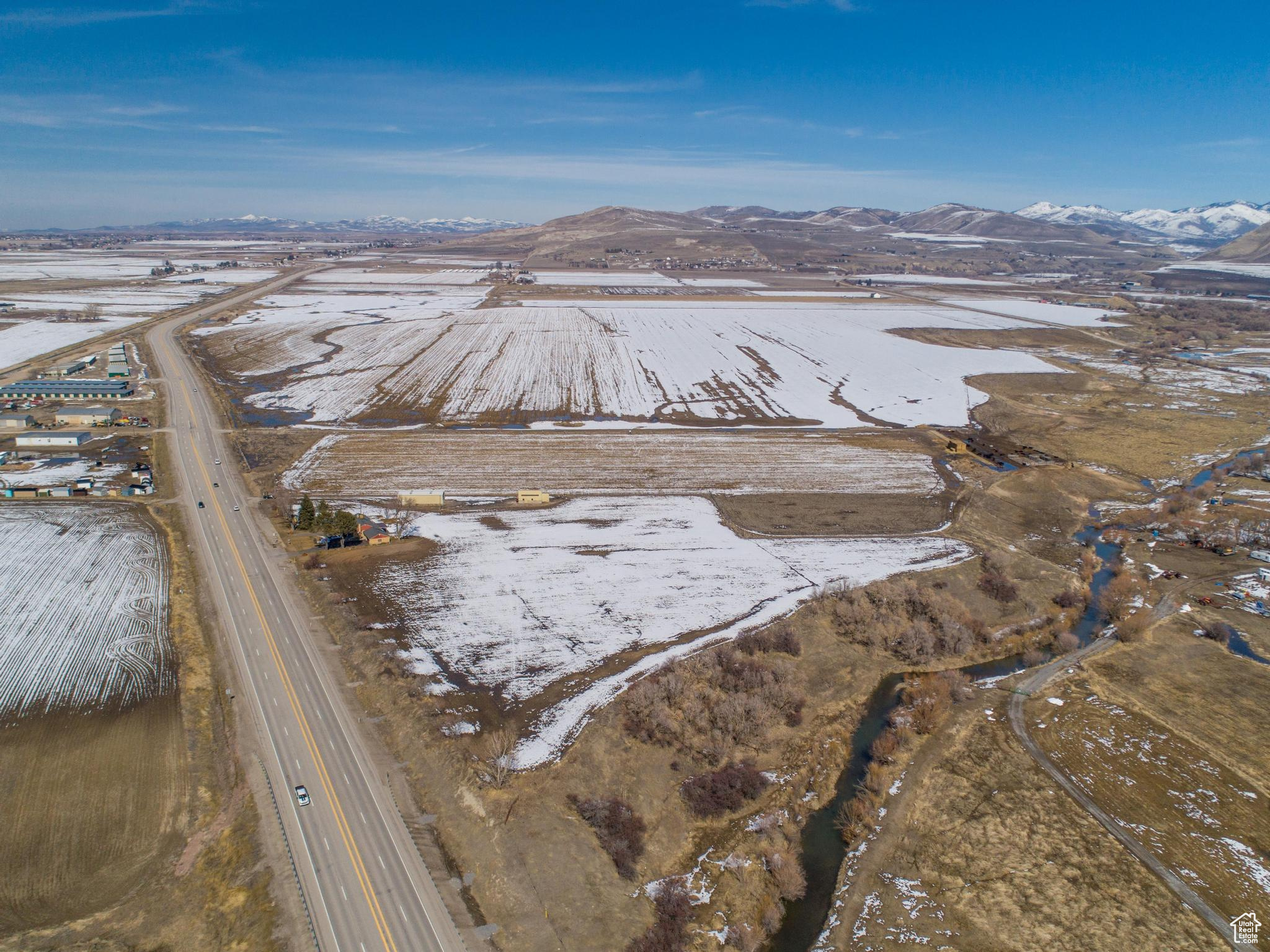 Snowy aerial view with a mountain view