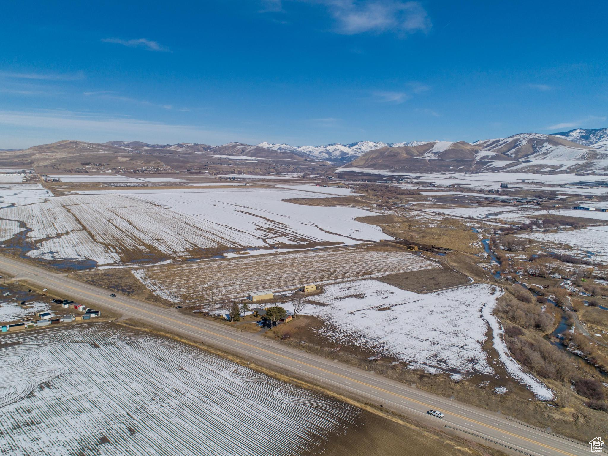 Snowy aerial view with a mountain view