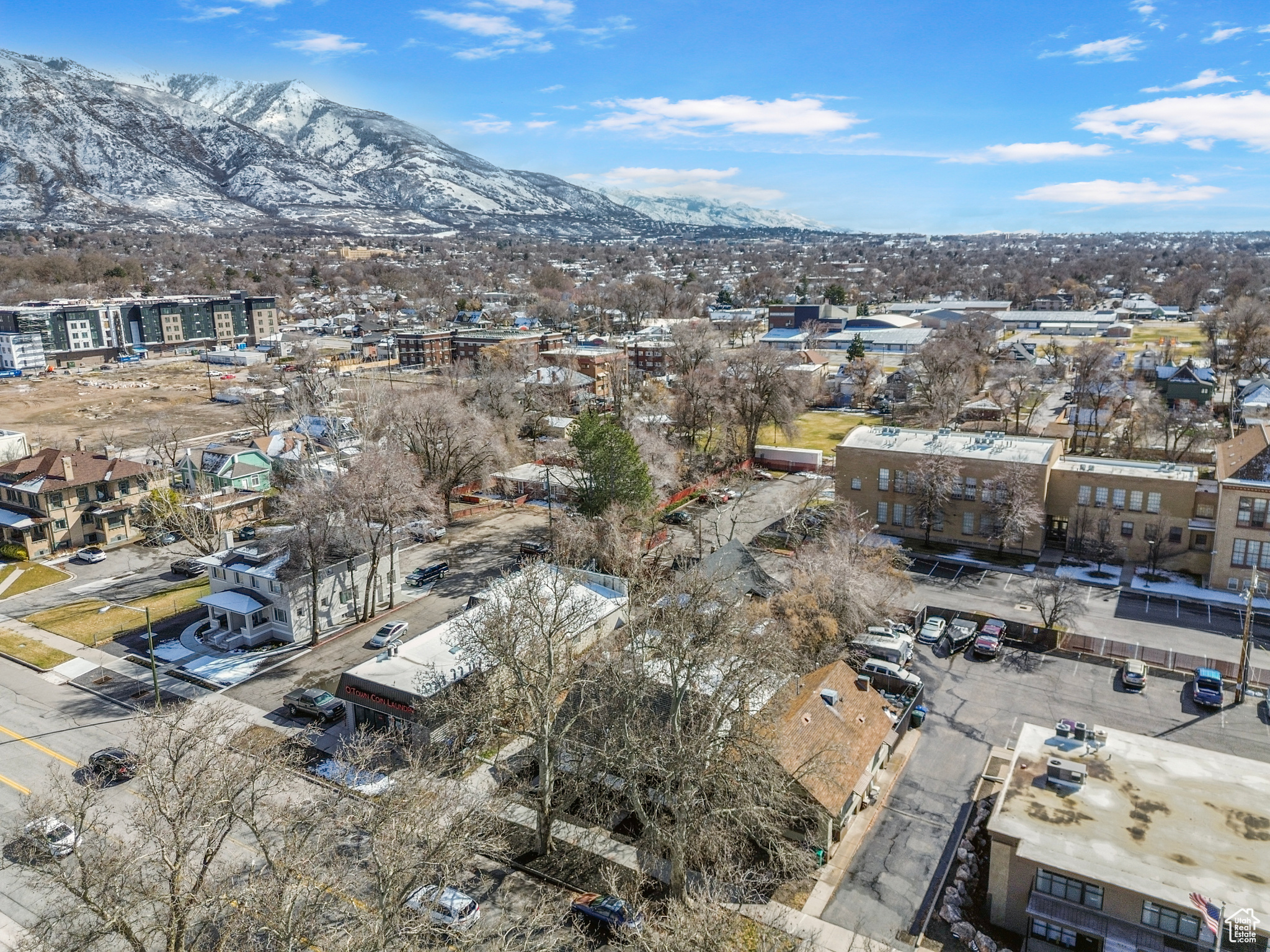 Aerial view with a mountain view