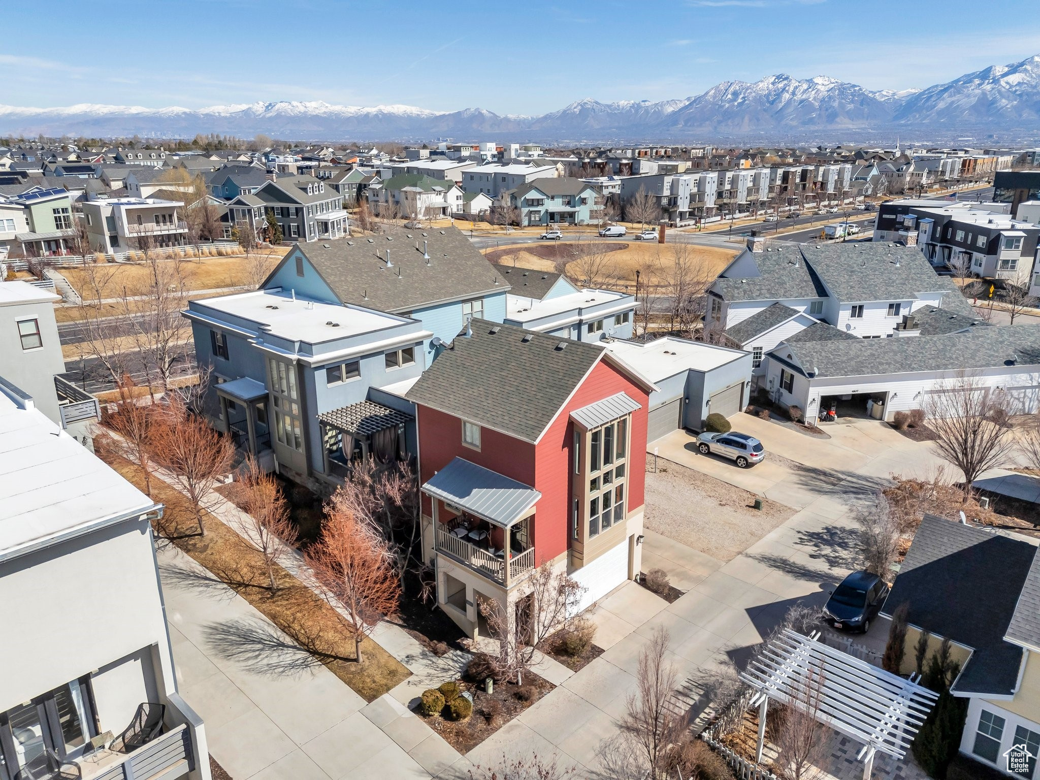 Bird's eye view featuring a residential view and a mountain view