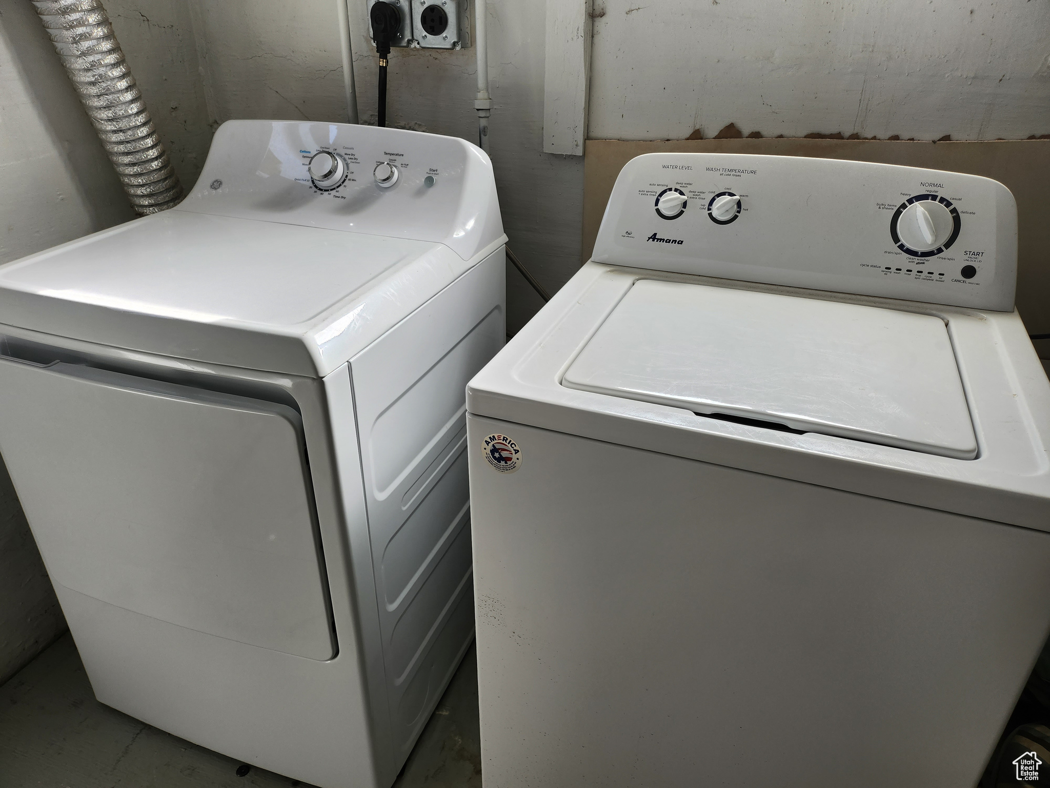 Laundry area with laundry area and independent washer and dryer