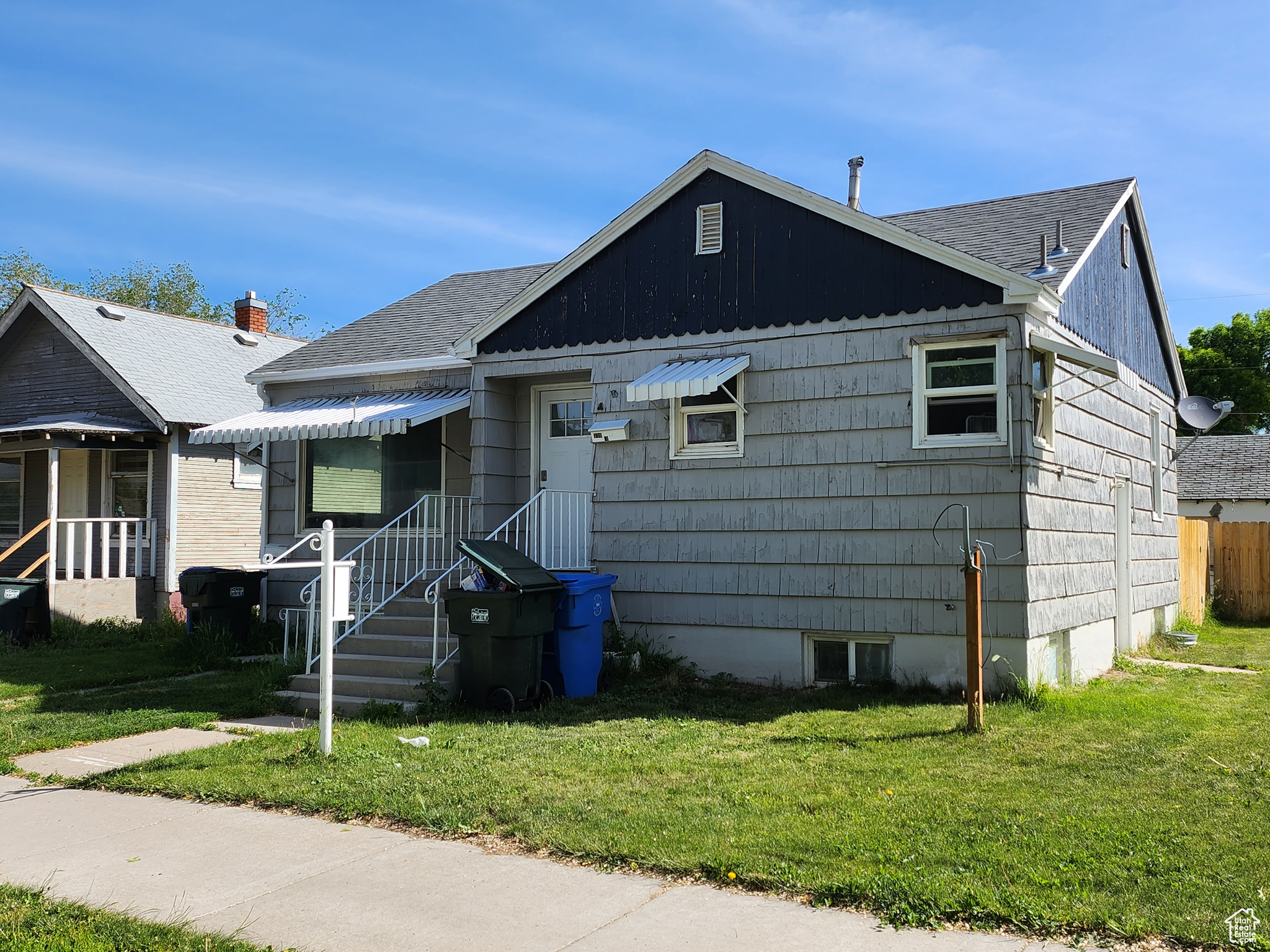 Bungalow with a front lawn