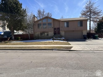 Sharp Sandy Split with 2 Car garage, Fenced Yard  in great neighborhood