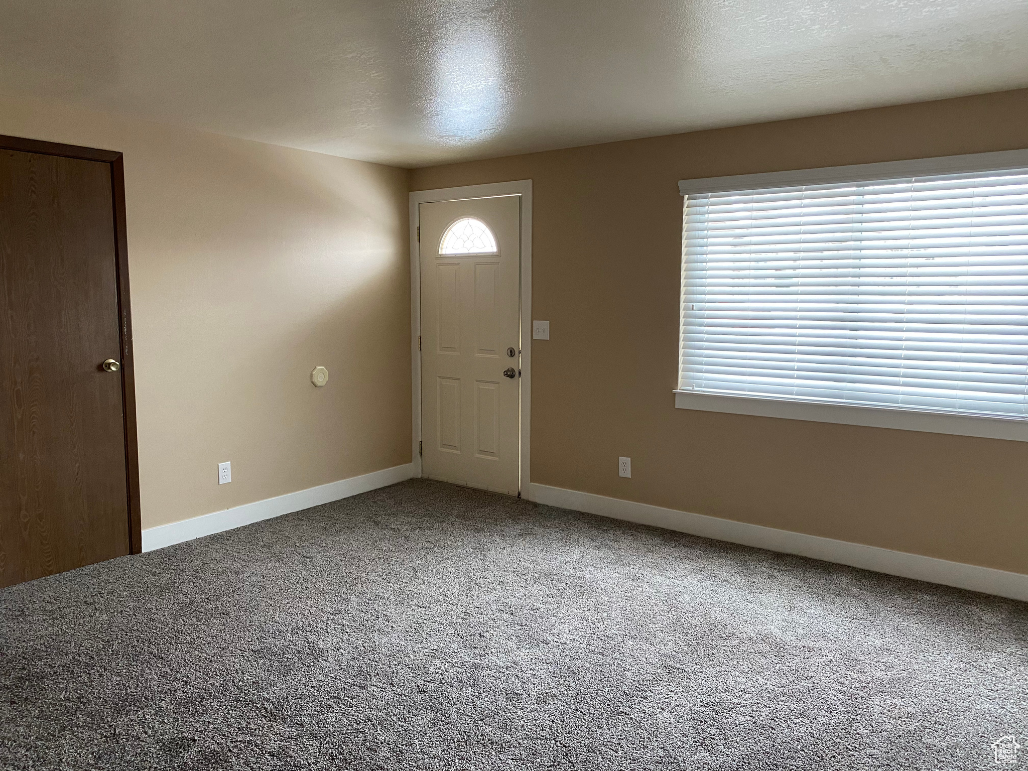 455 E Vine:Spacious family room area with ceiling fan!