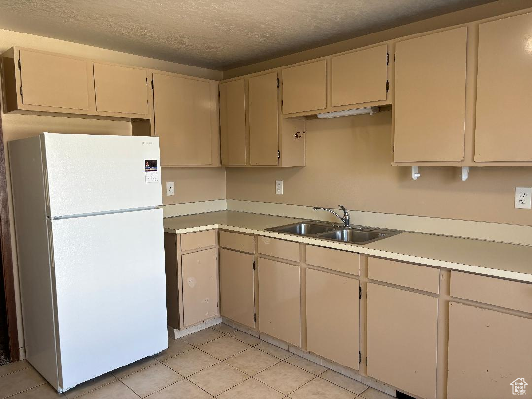 457 E Vine:Kitchen! Fridge stays!