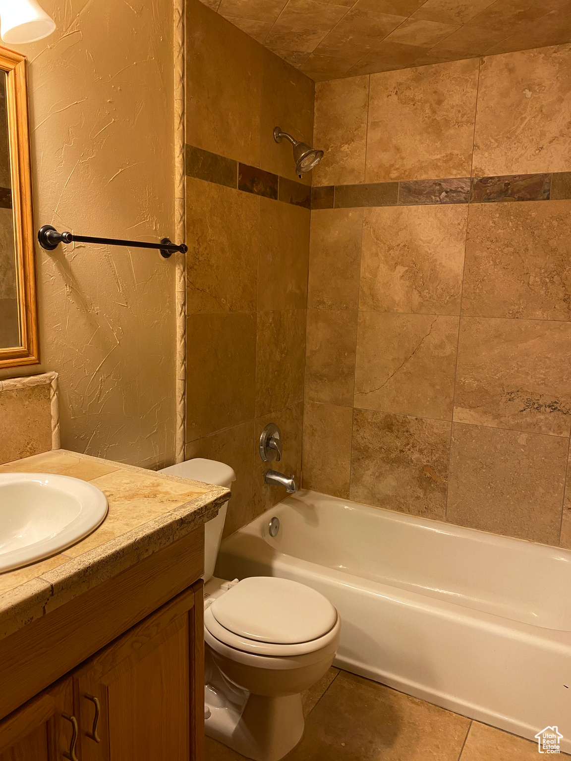455 E Vine:Nice, updated bathroom with tile tub/shower!