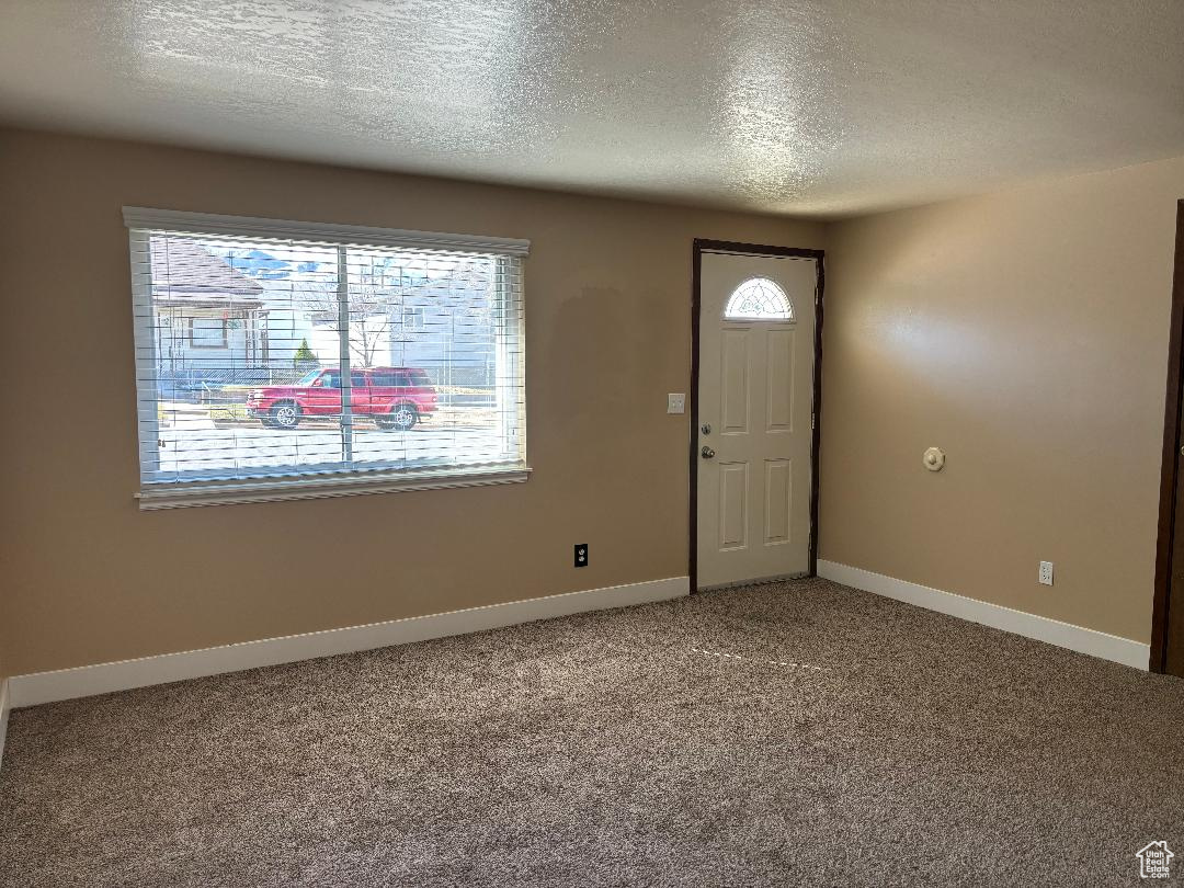 457 E Vine:Spacious family room with tons of lighting!