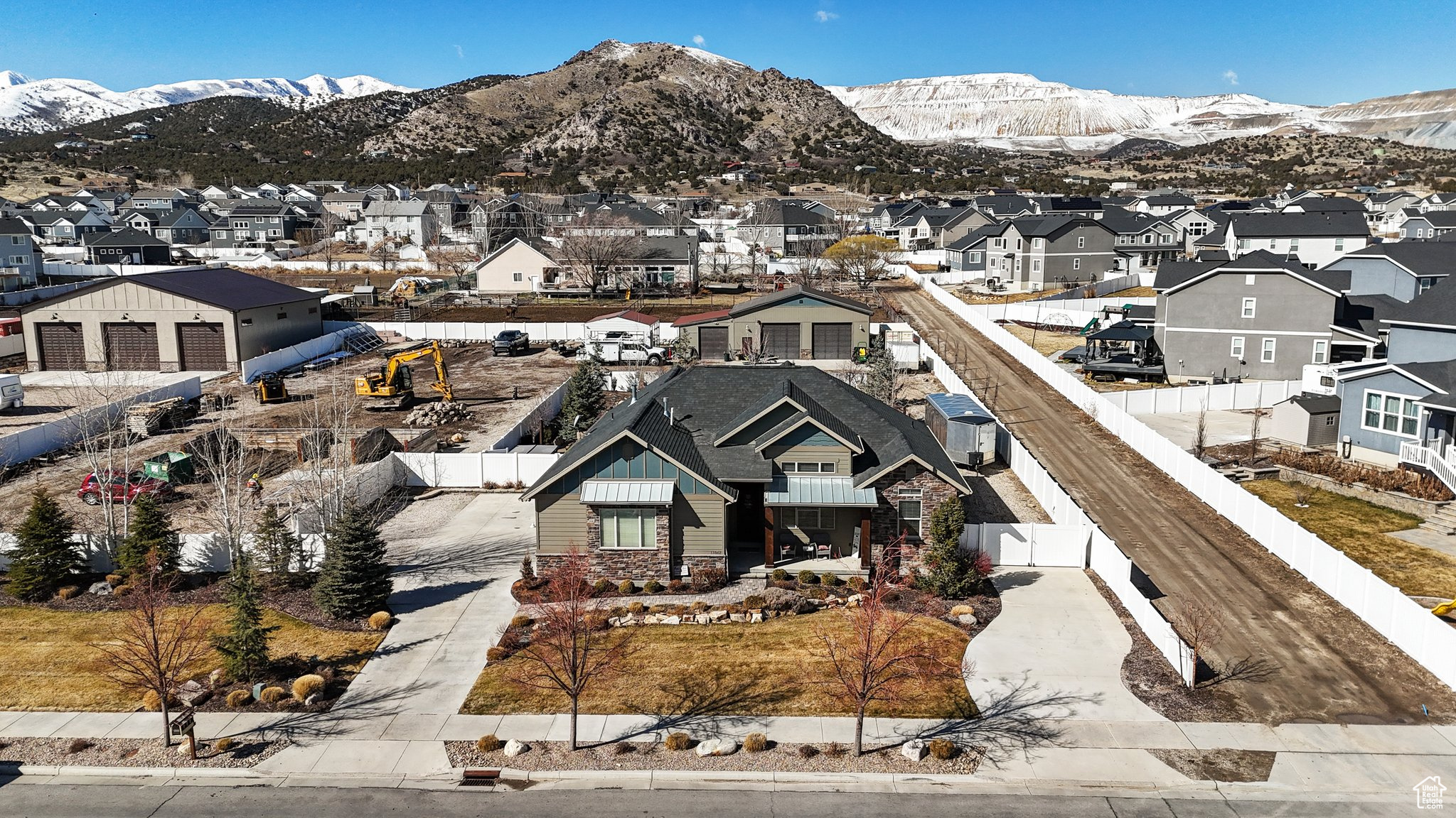 Aerial view featuring a residential view and a mountain view