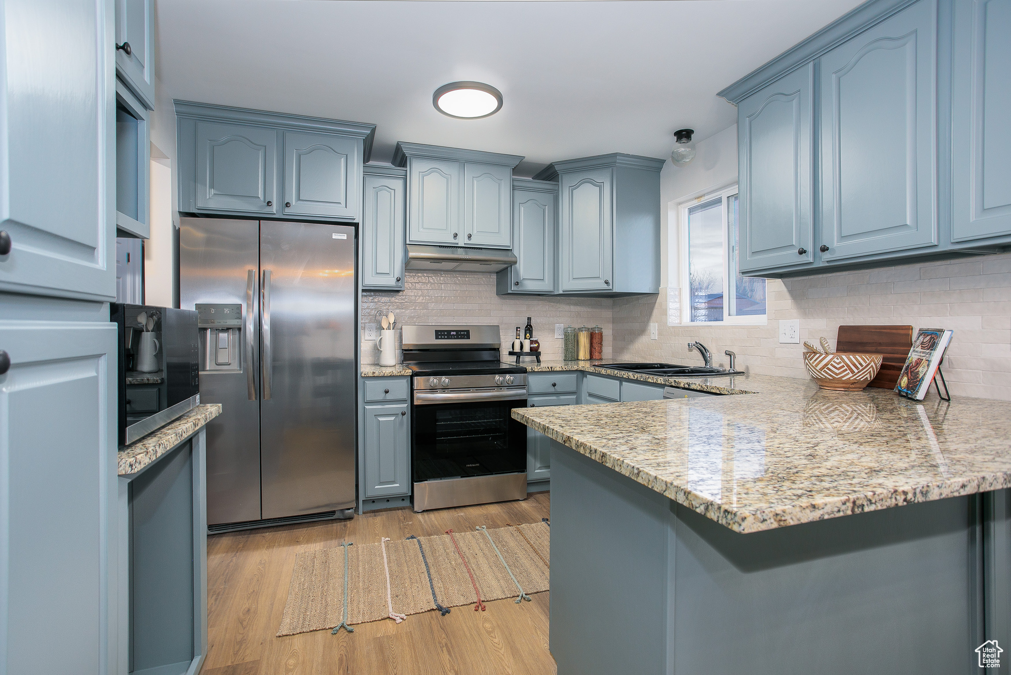 Stunning kitchen w/new appliances, back splash, beautifully painted cabinets