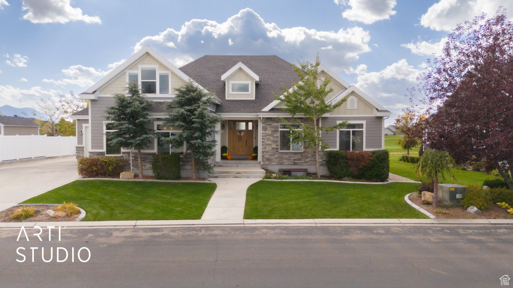 Craftsman inspired home featuring a front lawn