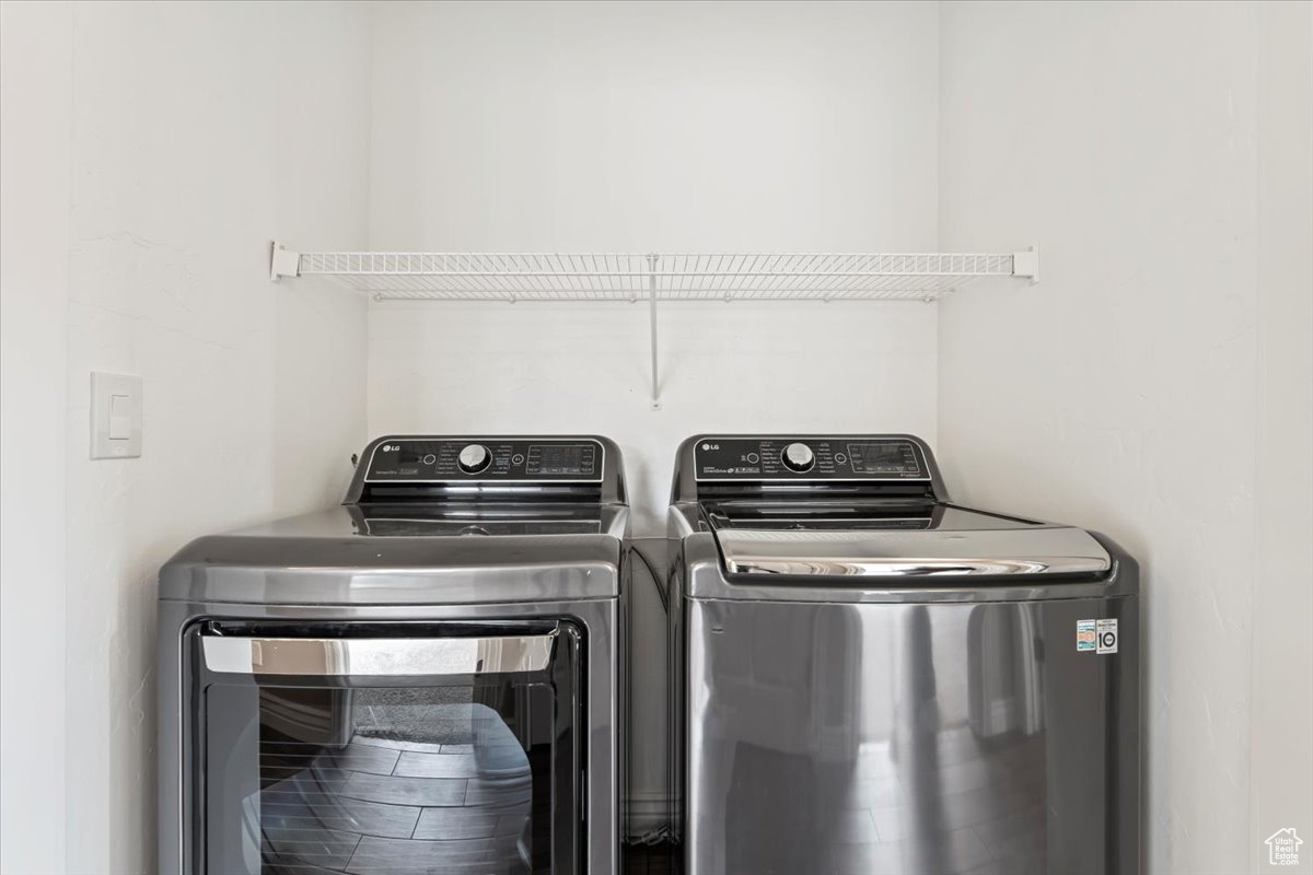 Clothes washing area with laundry area and independent washer and dryer