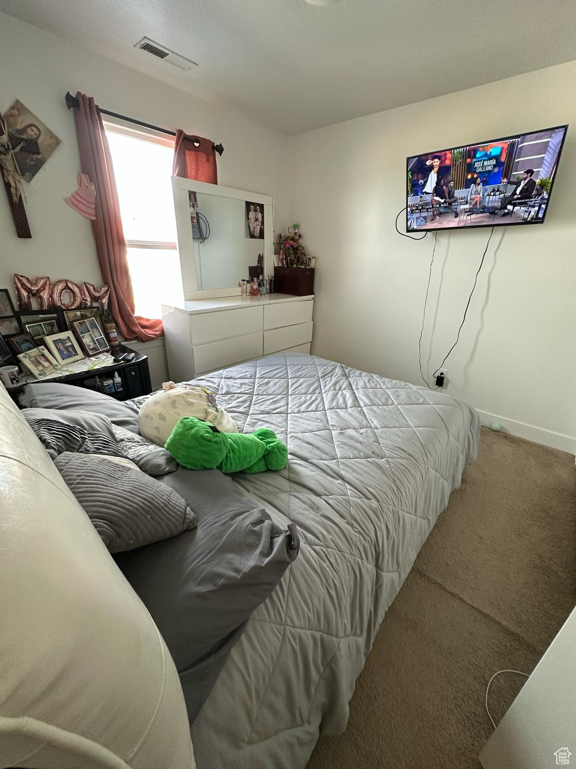 Bedroom featuring carpet, visible vents, and baseboards