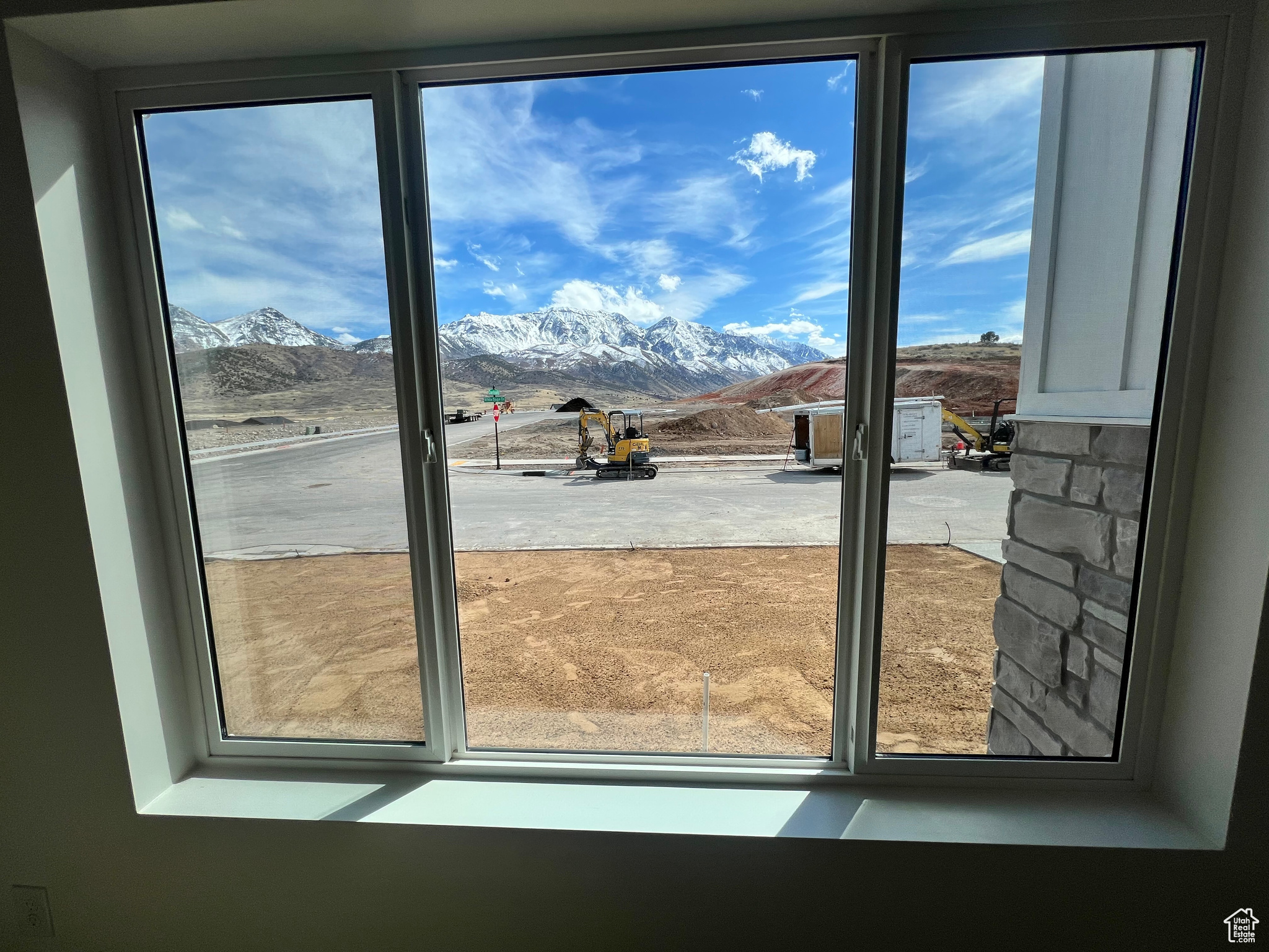 Entryway featuring a mountain view