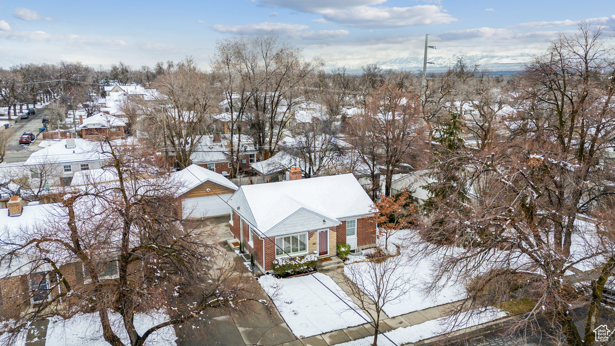 Snowy aerial view featuring a residential view