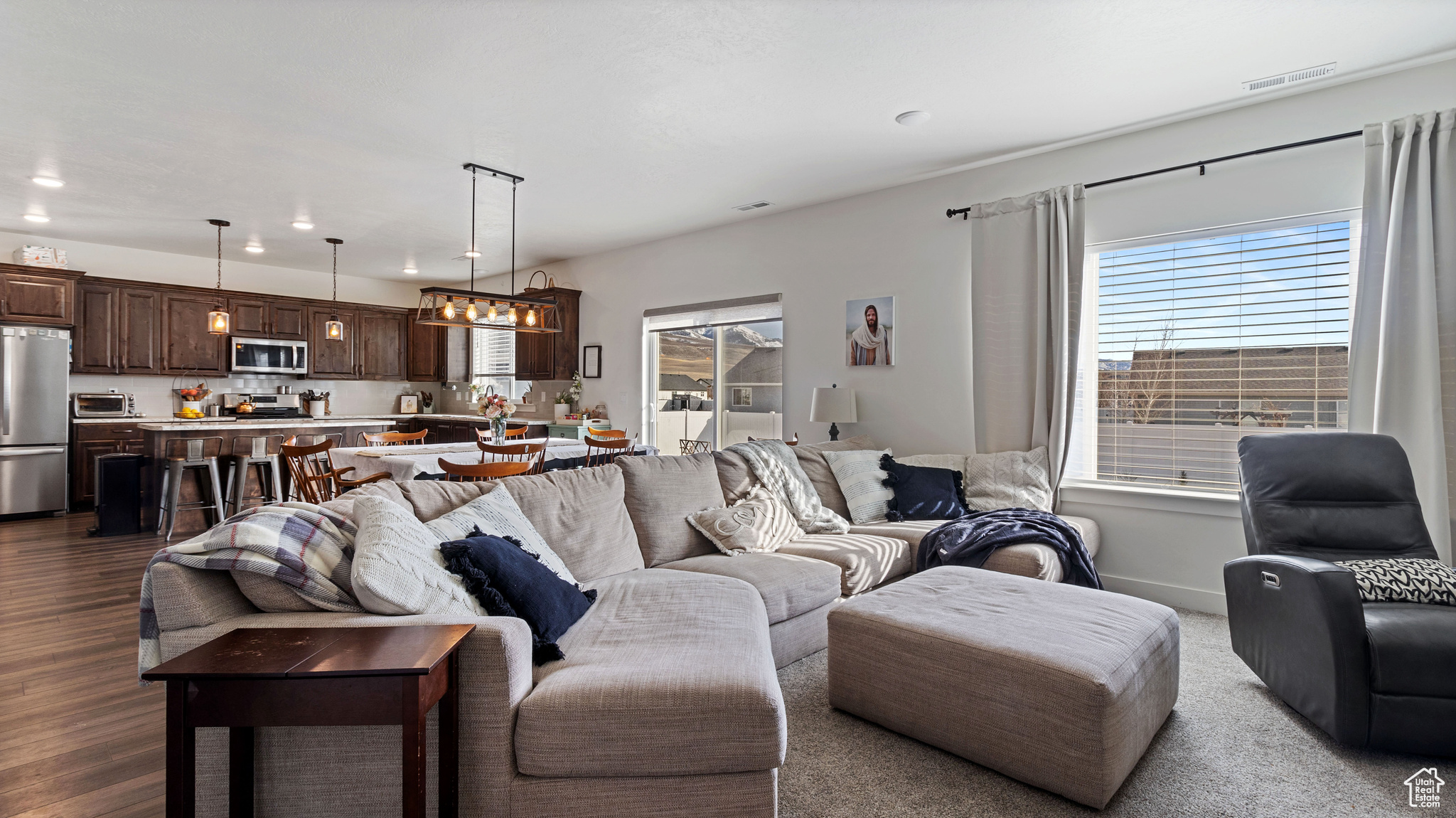 Living room featuring a toaster, baseboards, visible vents, and a wealth of natural light