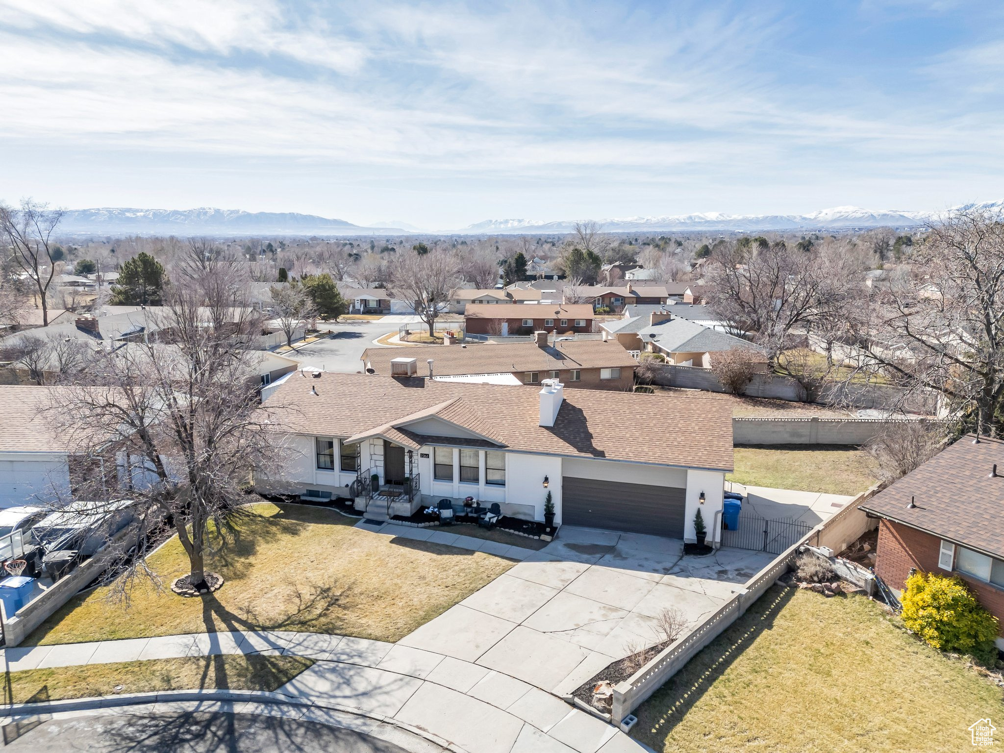 Drone / aerial view featuring a mountain view and a residential view