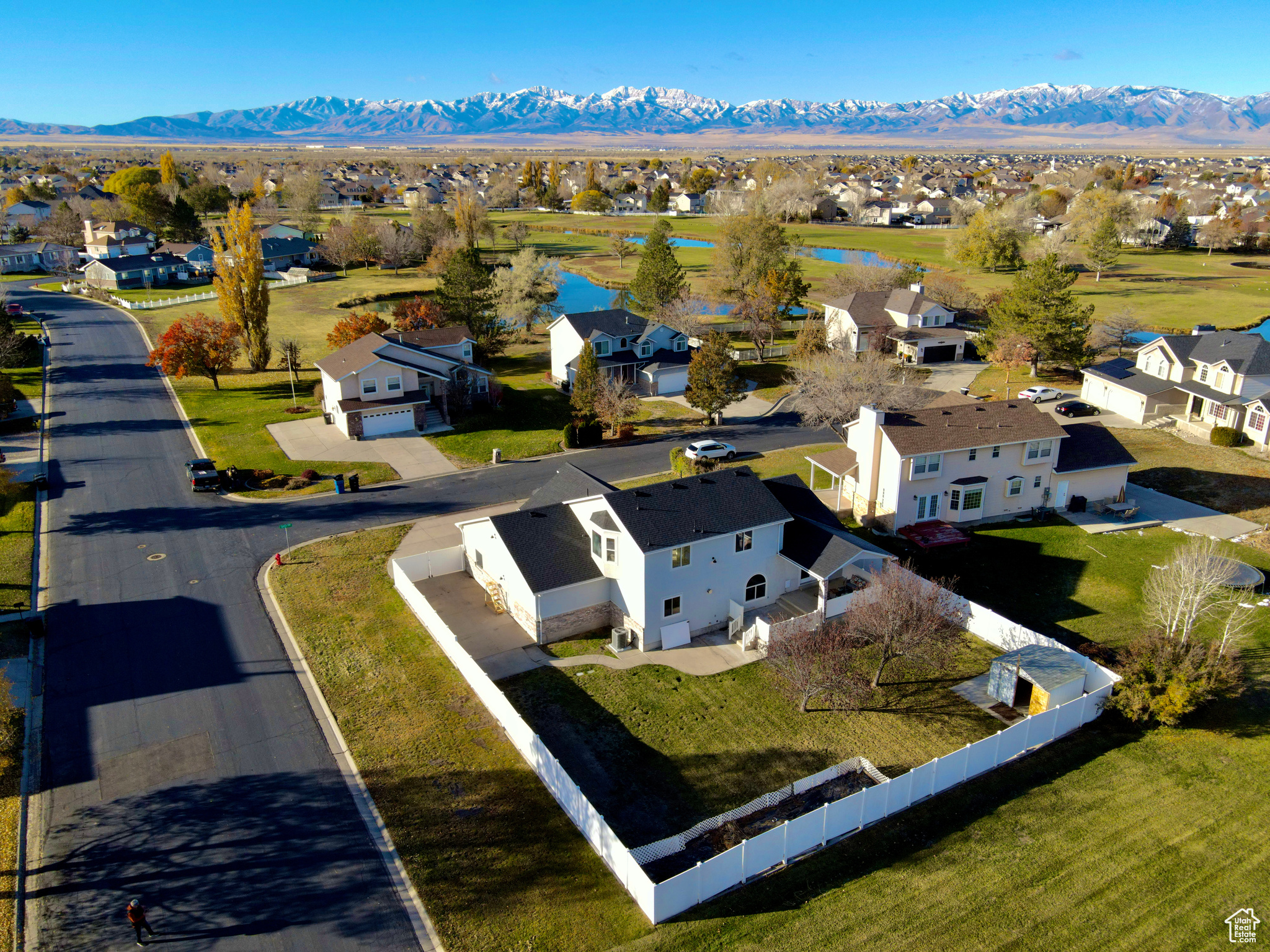 Aerial view featuring a residential view and a mountain view