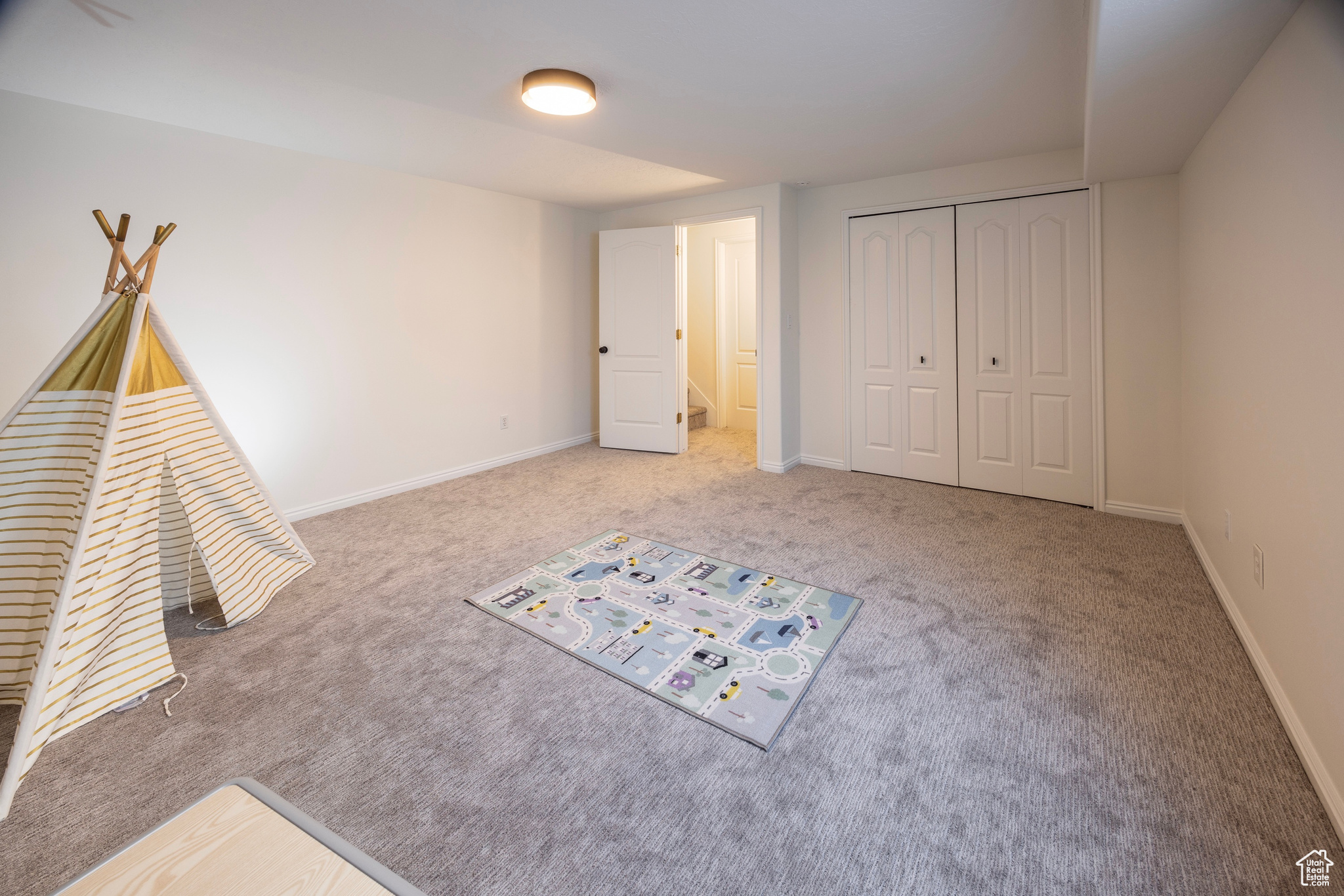 Playroom with carpet flooring and baseboards