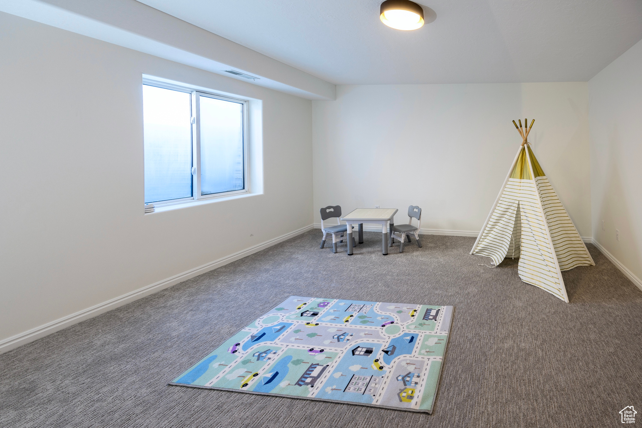 Rec room featuring carpet flooring, visible vents, and baseboards