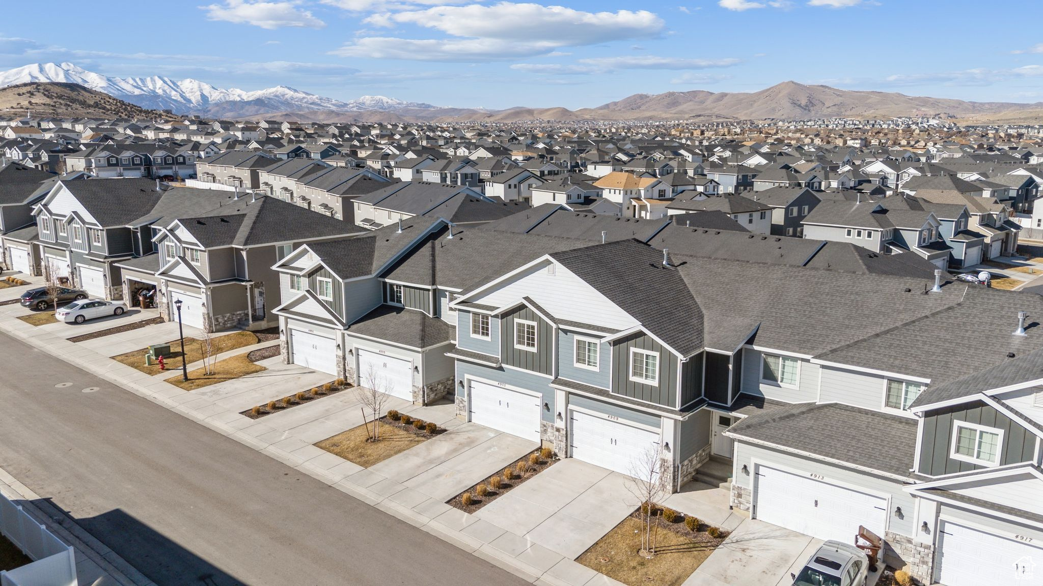 Bird's eye view featuring a residential view and a mountain view