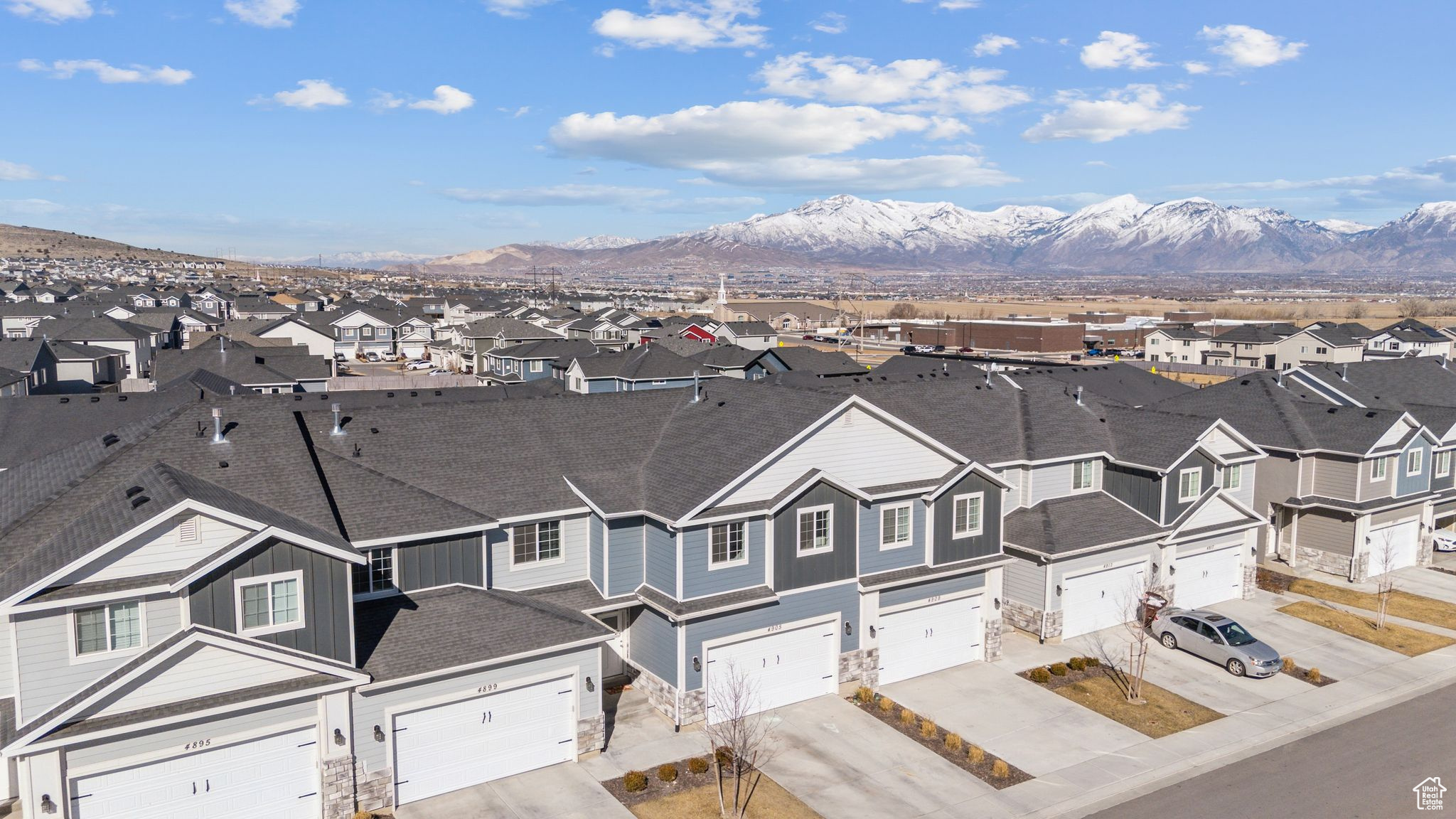 Bird's eye view featuring a mountain view and a residential view