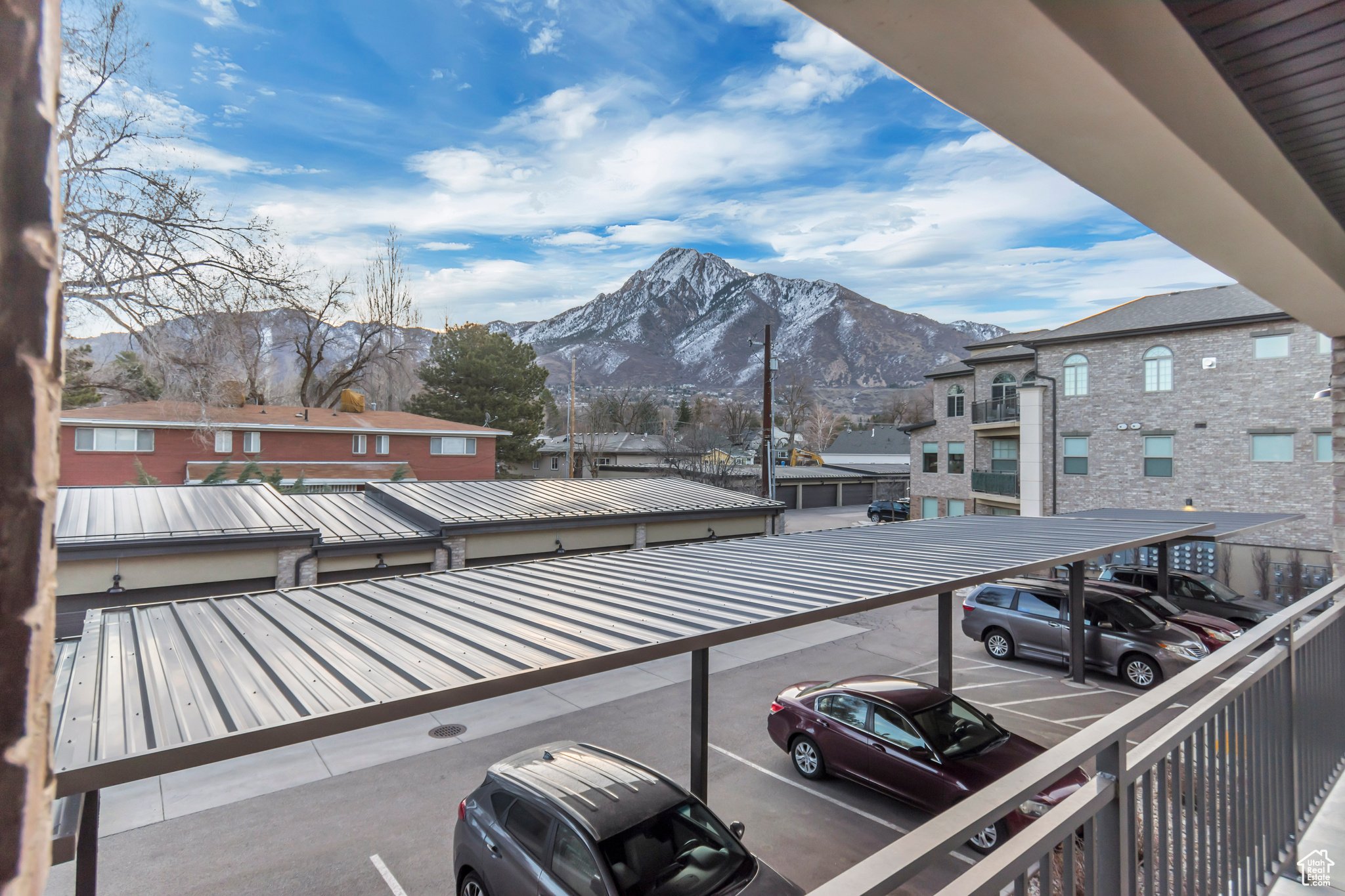 Balcony featuring a mountain view