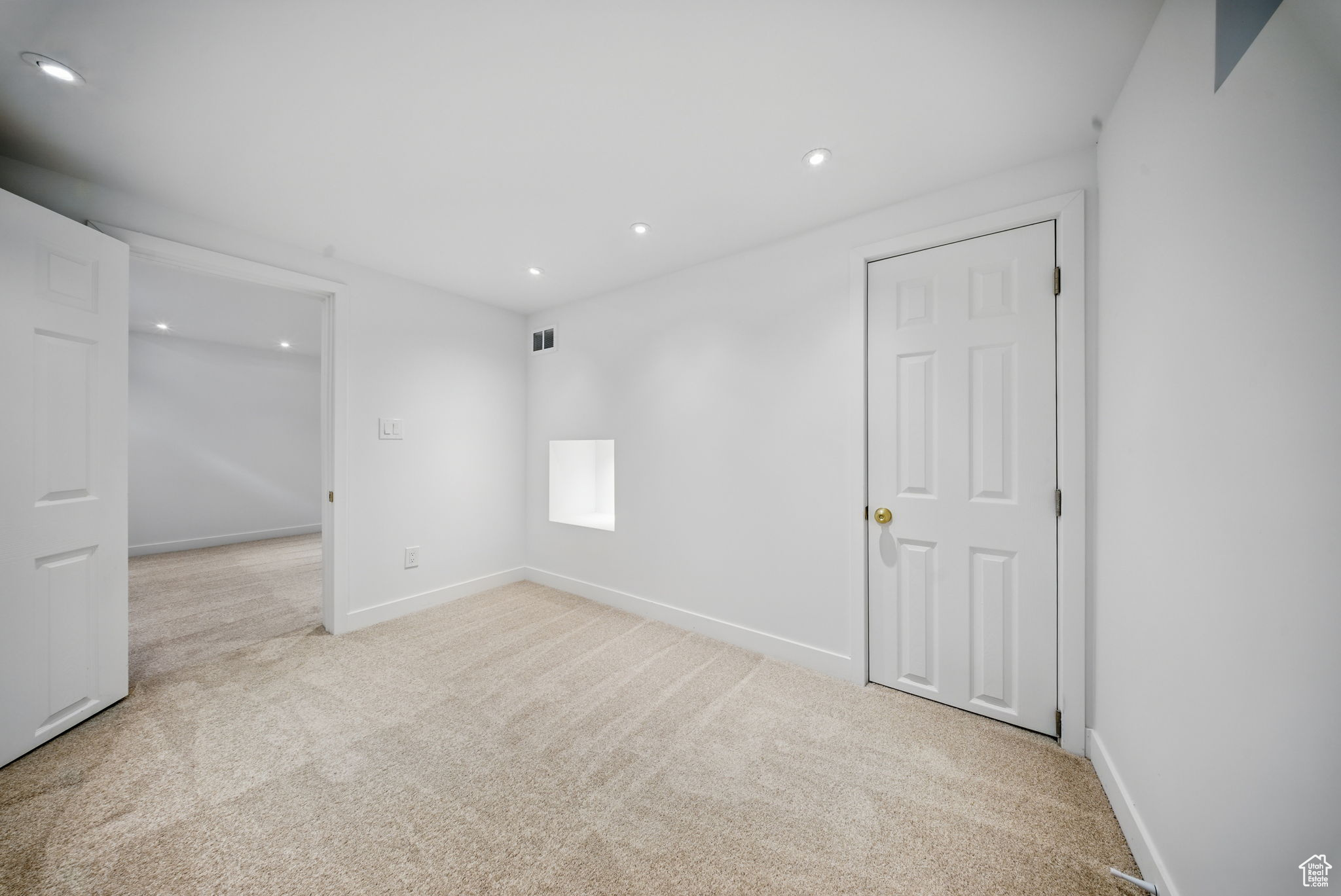 Unfurnished room featuring visible vents, recessed lighting, baseboards, and carpet