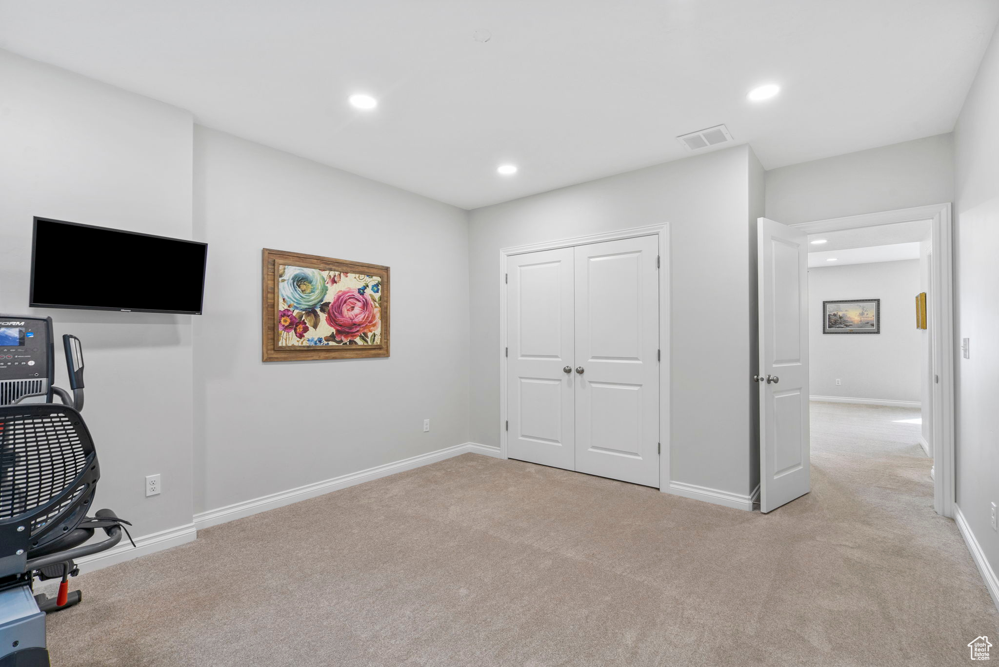 Workout area featuring recessed lighting, visible vents, baseboards, and light colored carpet