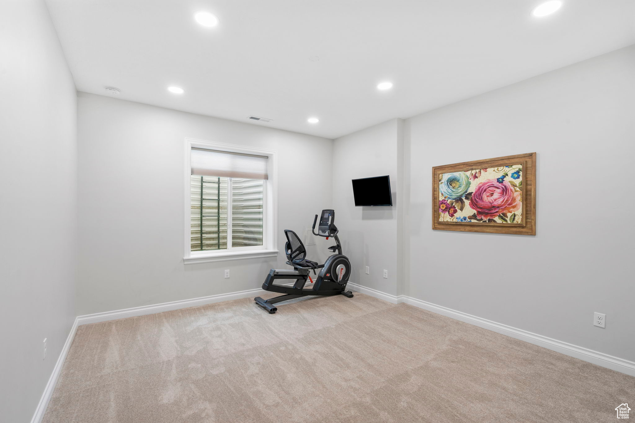 Exercise room featuring visible vents, recessed lighting, baseboards, and carpet