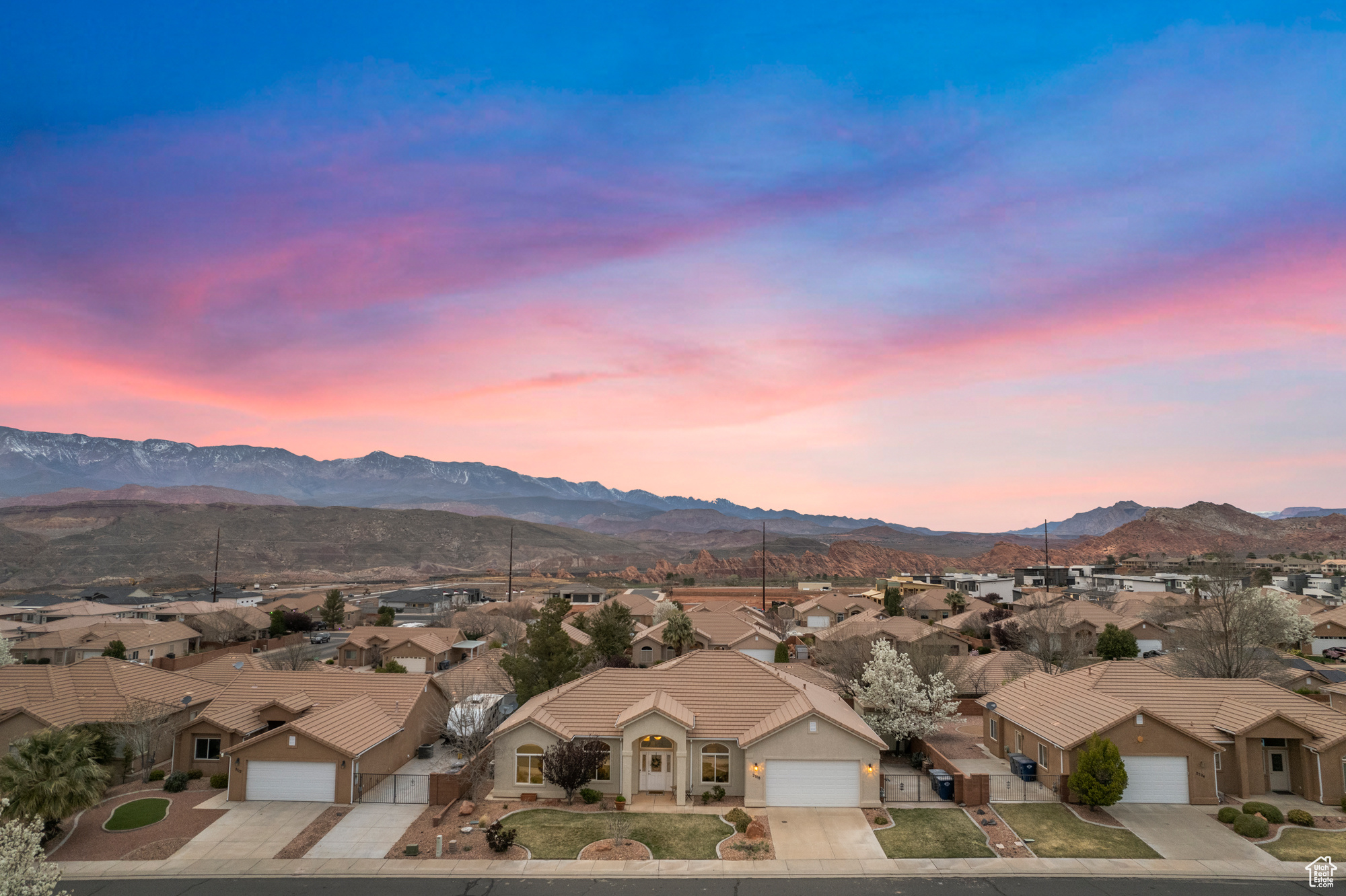View of mountain feature featuring a residential view