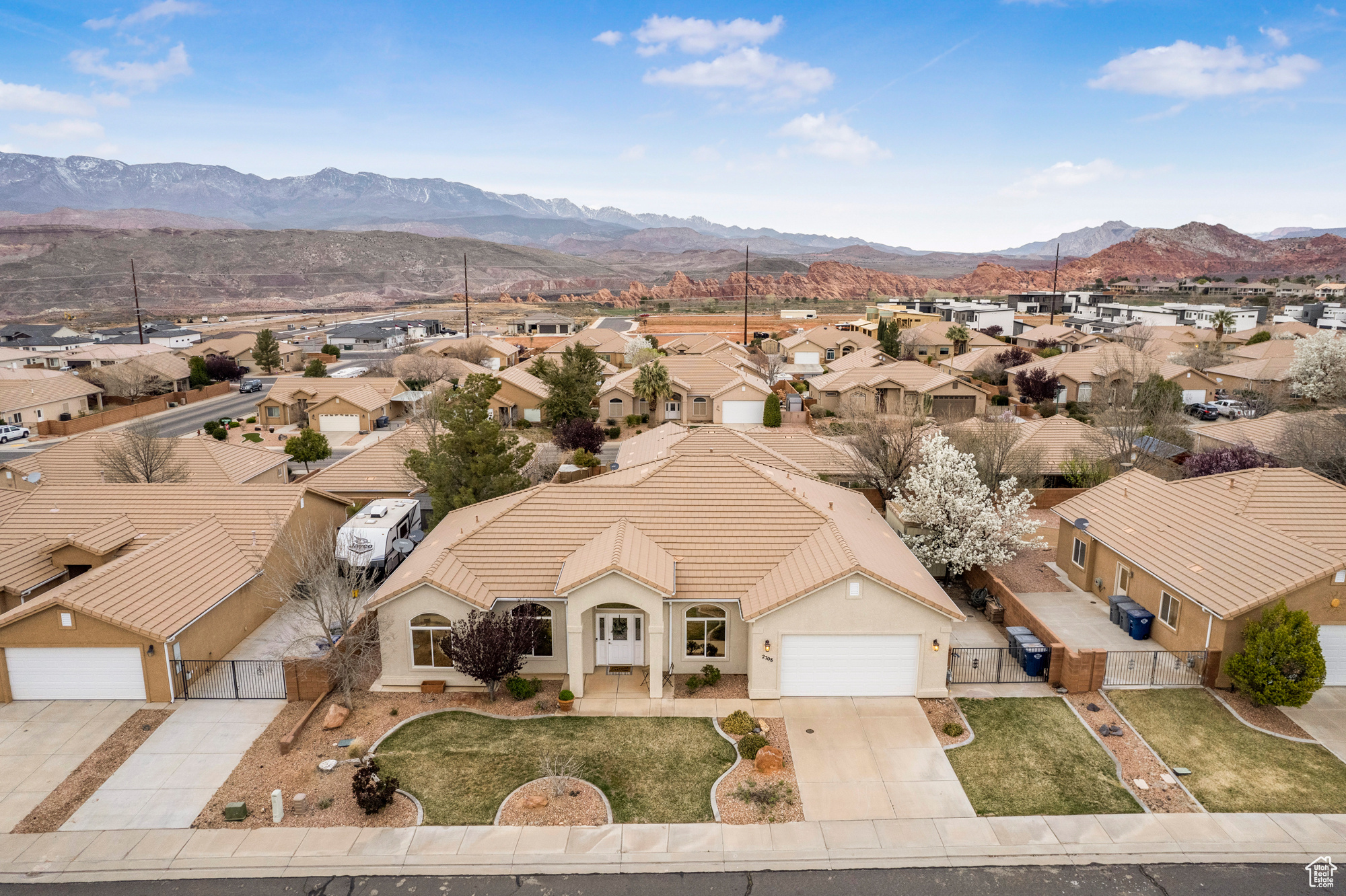 Bird's eye view featuring a mountain view and a residential view