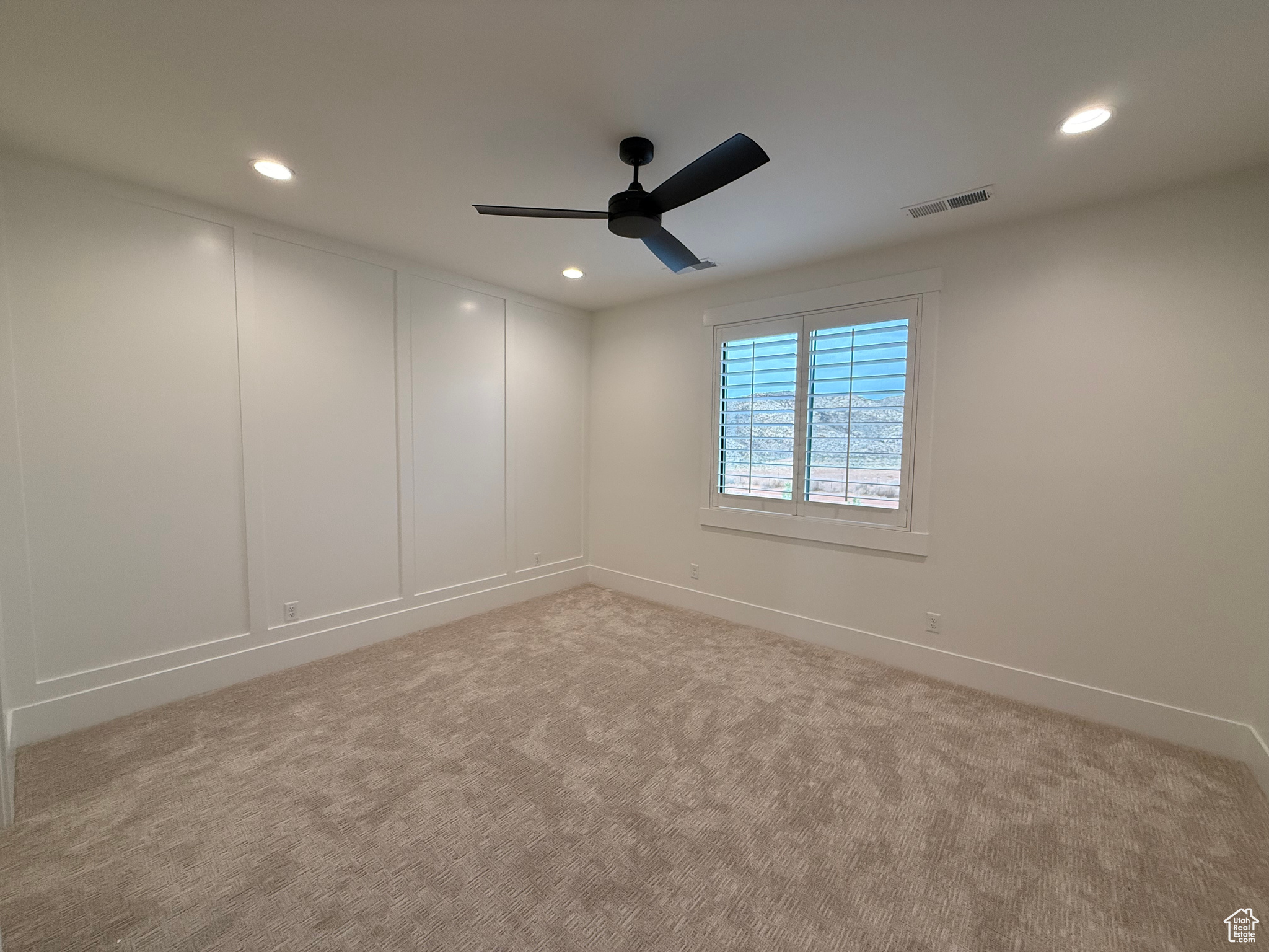 Unfurnished room with light carpet, visible vents, and recessed lighting