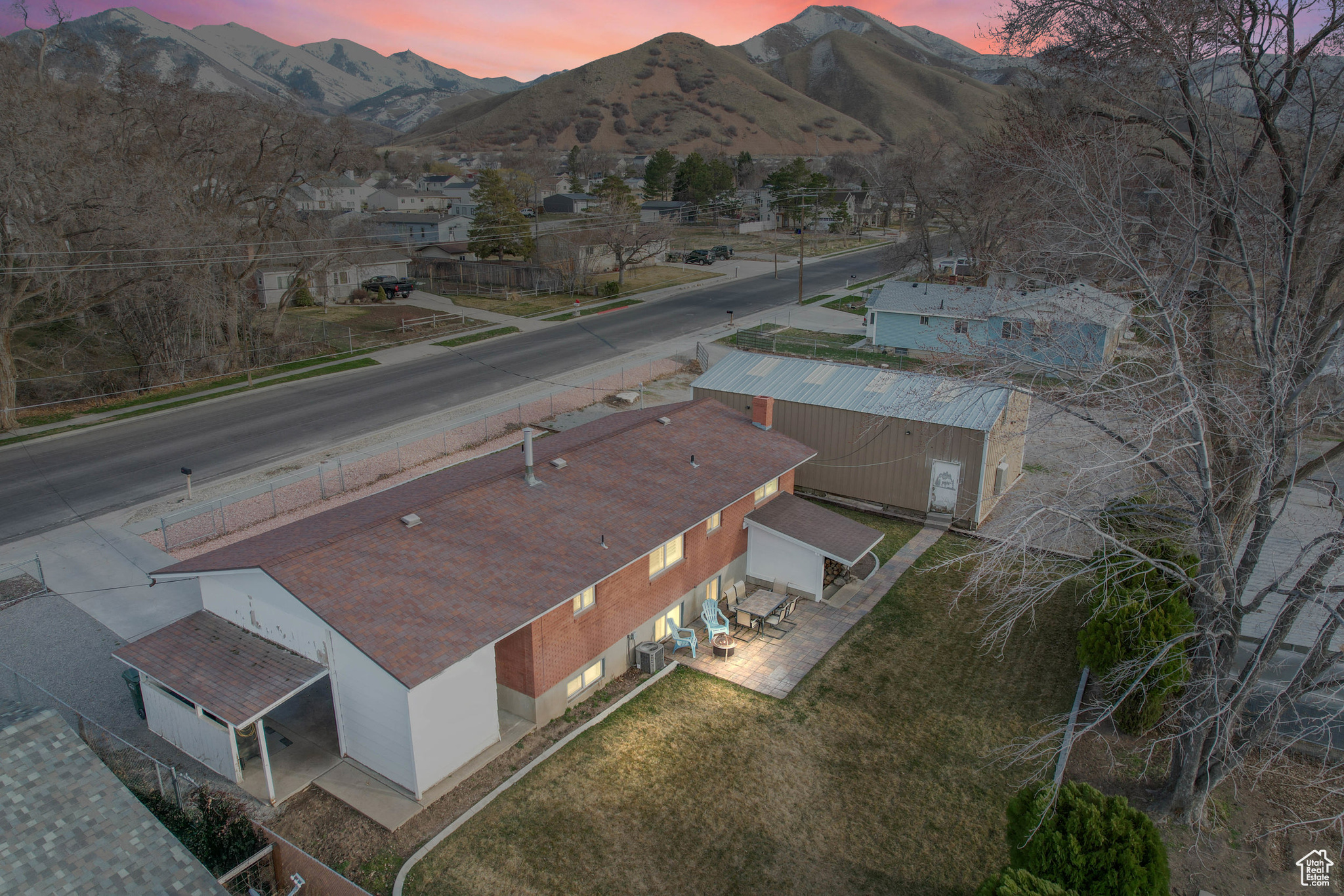 Birds eye view of property featuring a mountain view