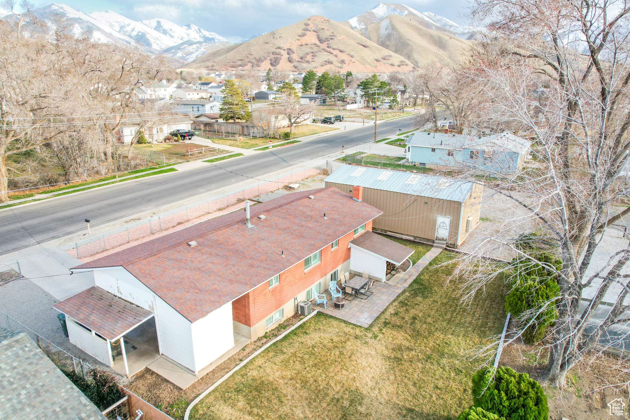 Bird's eye view with a mountain view