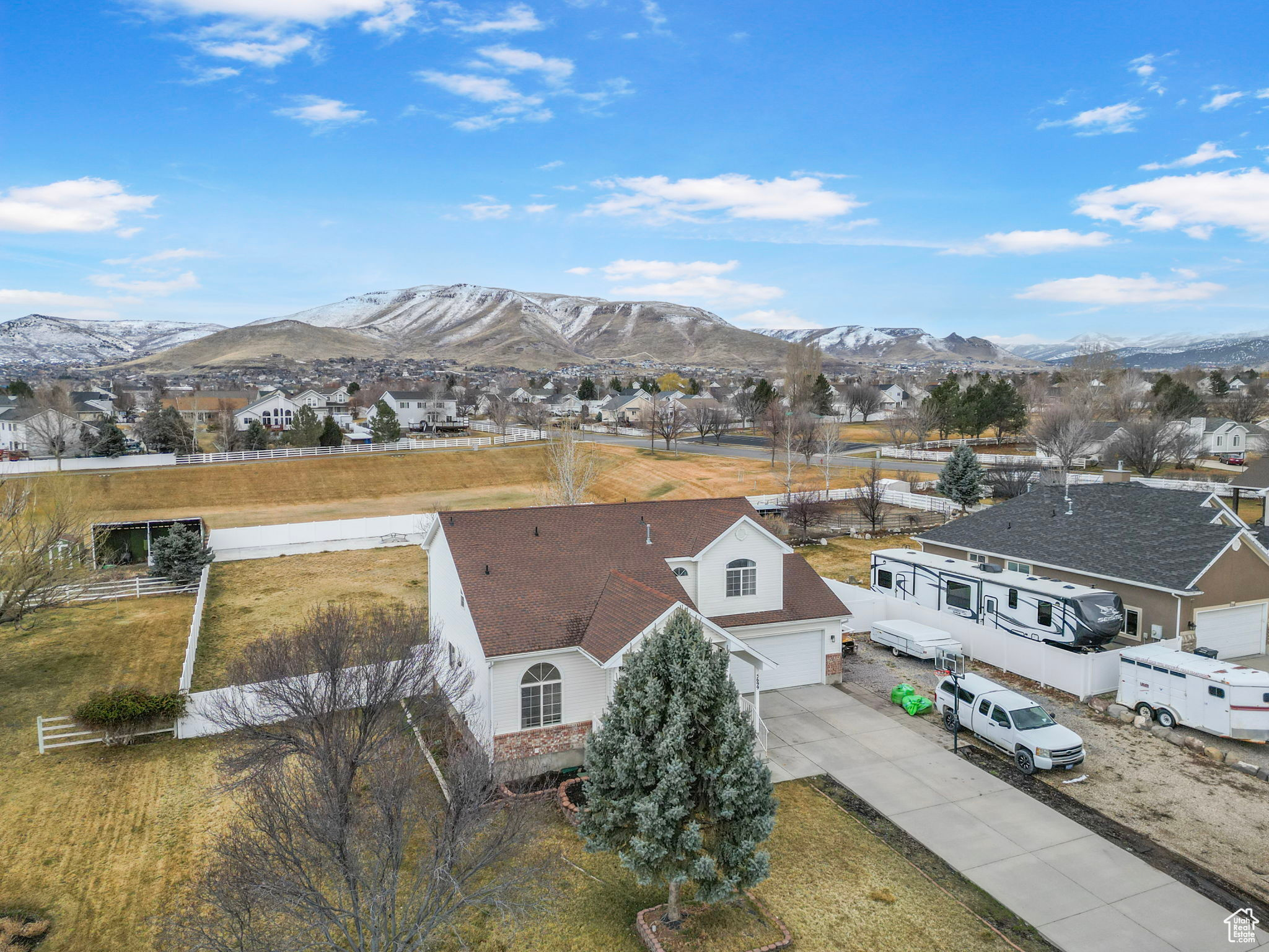 Bird's eye view with a mountain view