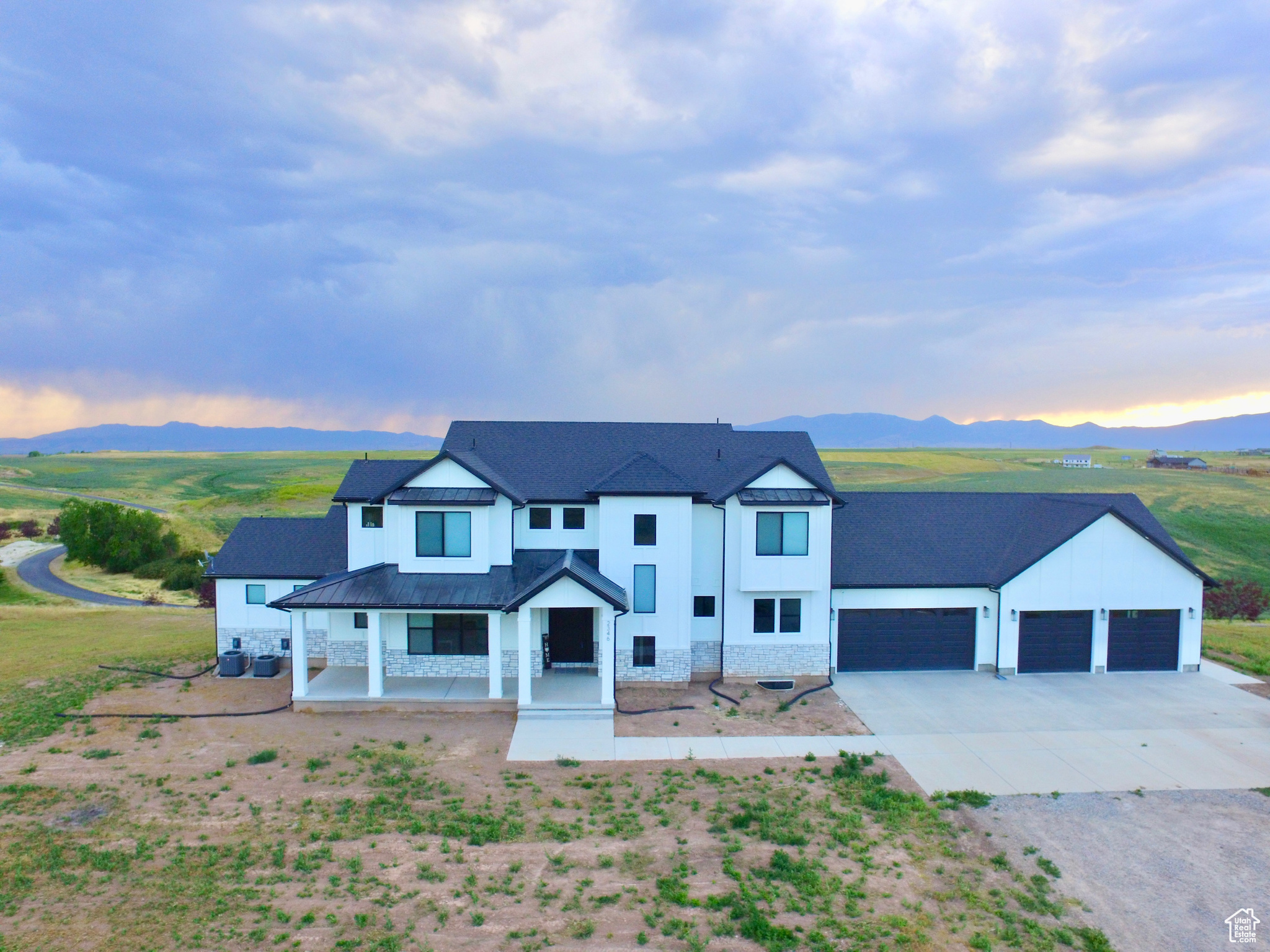 2346  LAKE CIR