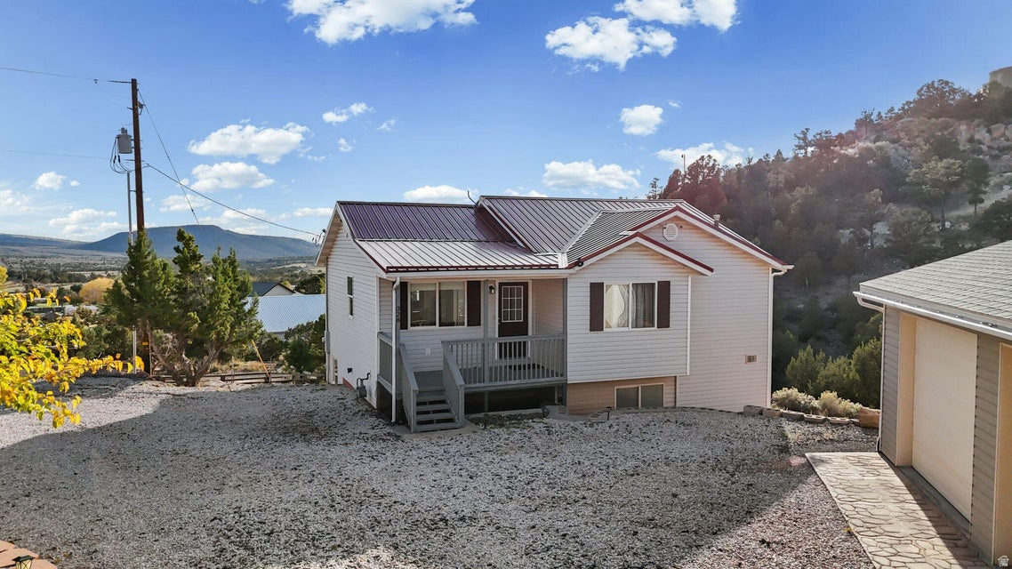 328 E HILLCREST CIR