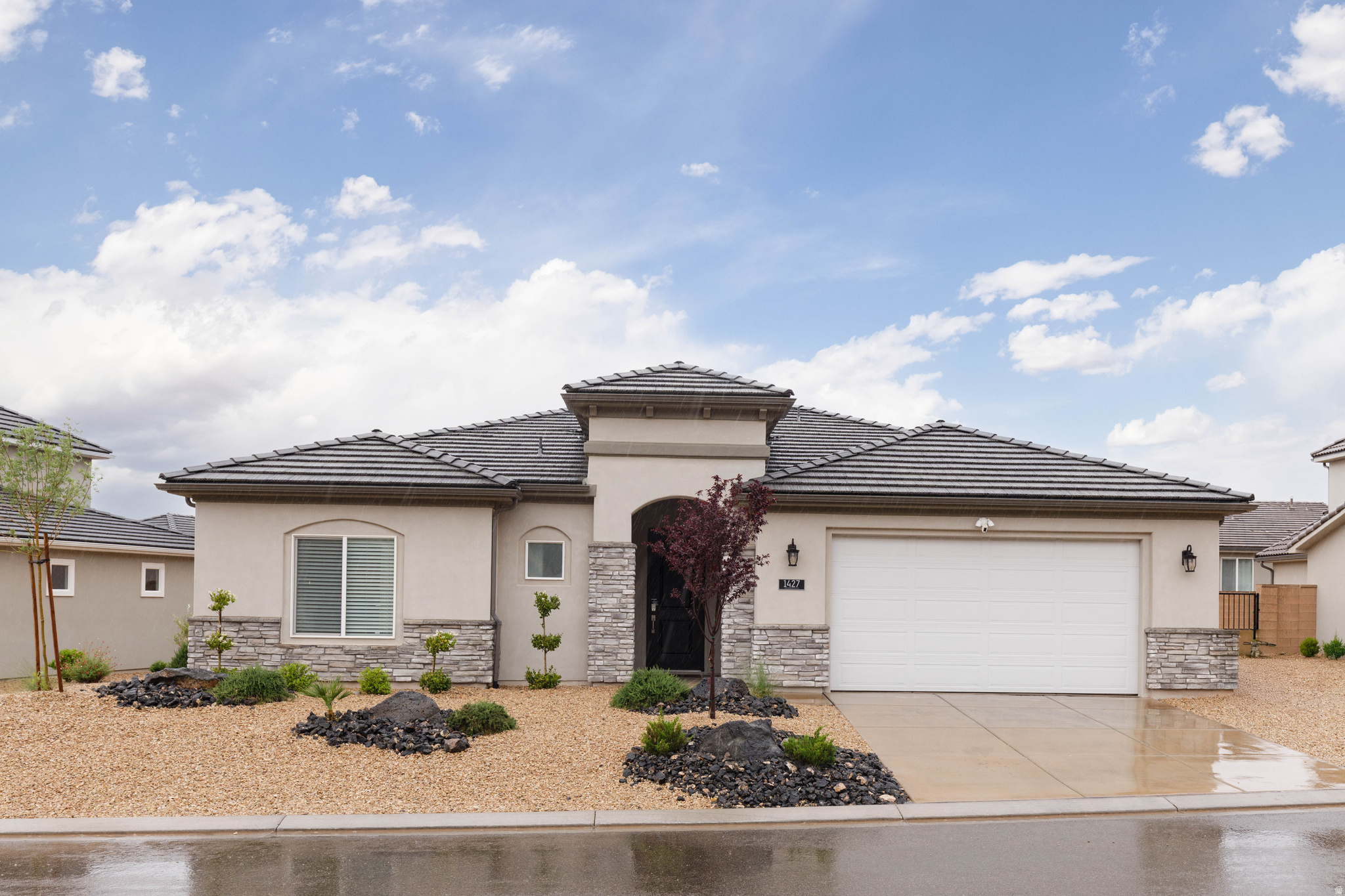 1427 N RUSTICO DR