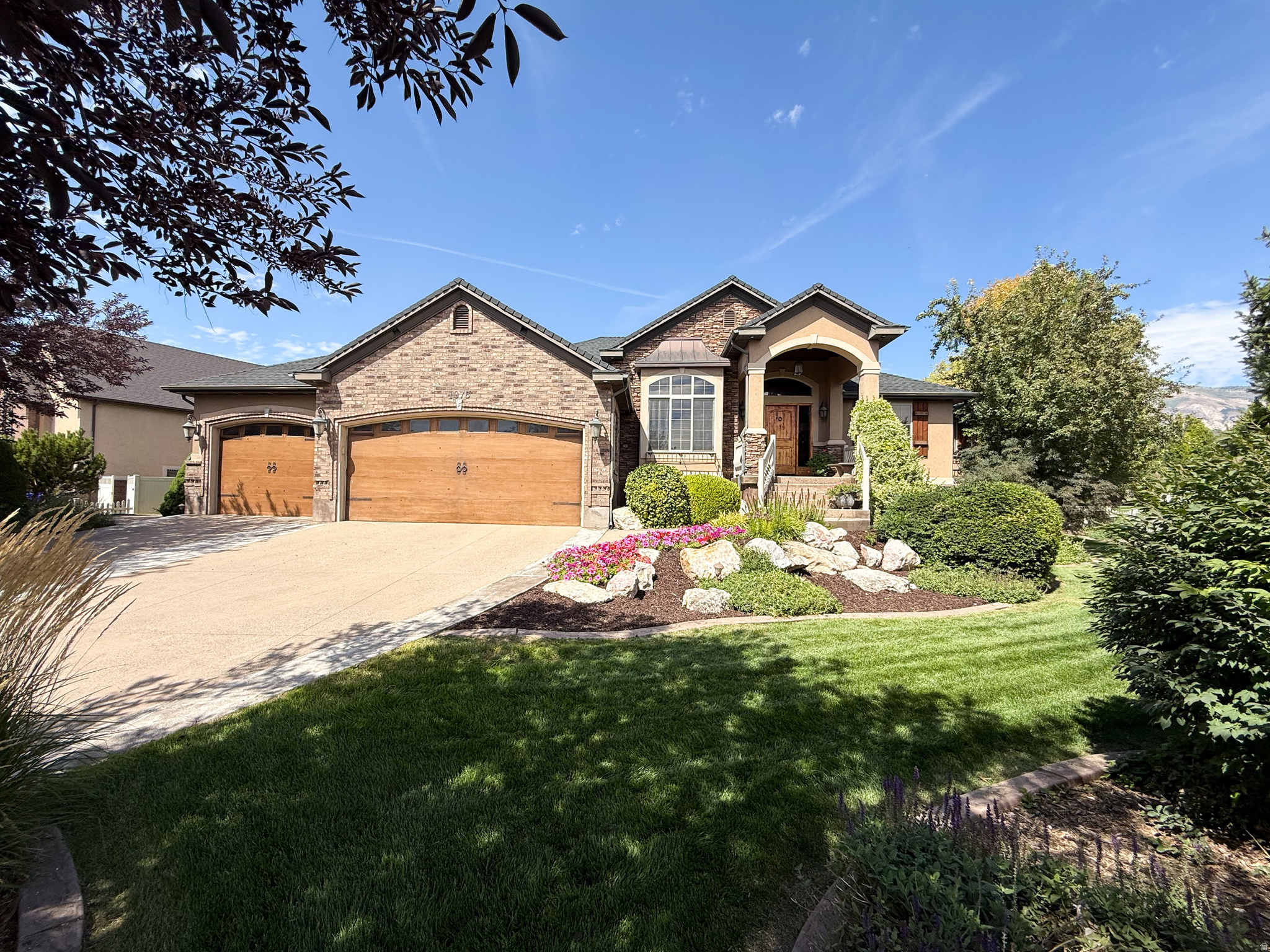 1076 W MOUNTAIN ORCHARD DR